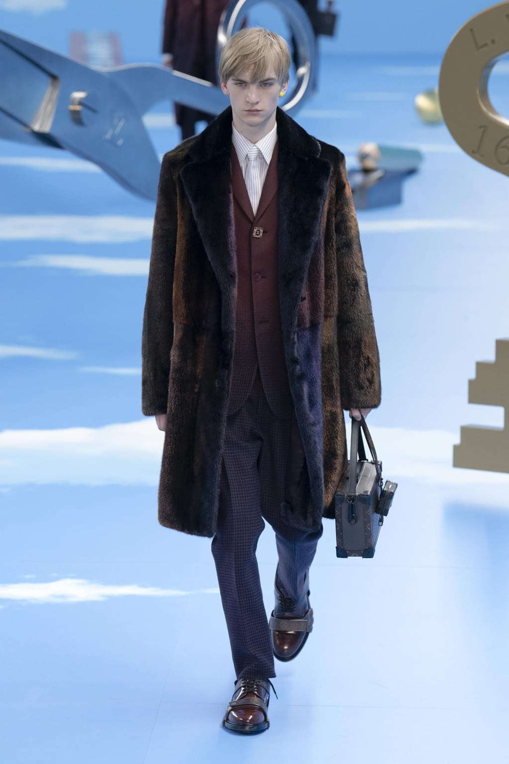 Fashion Week Paris Fall/Winter 2020 look 14 from the Louis Vuitton collection menswear