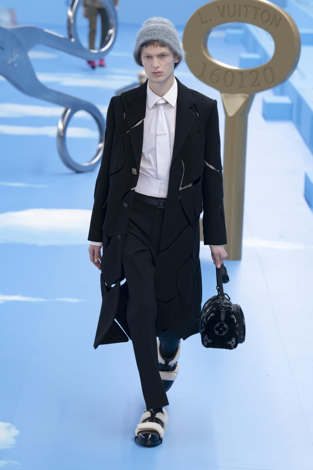 Fashion Week Paris Fall/Winter 2020 look 17 from the Louis Vuitton collection 男装