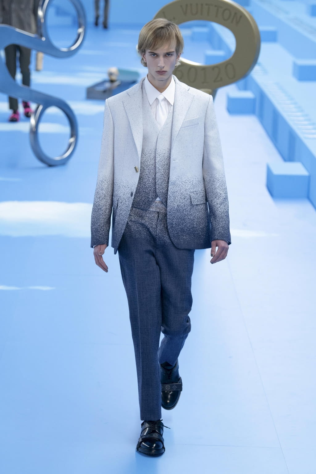 Fashion Week Paris Fall/Winter 2020 look 18 from the Louis Vuitton collection menswear
