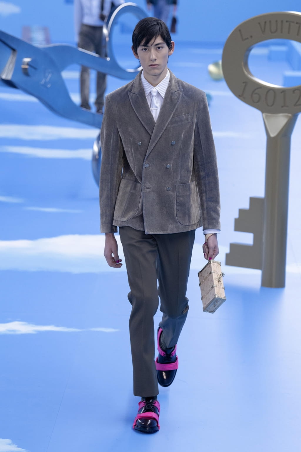 Fashion Week Paris Fall/Winter 2020 look 19 from the Louis Vuitton collection 男装