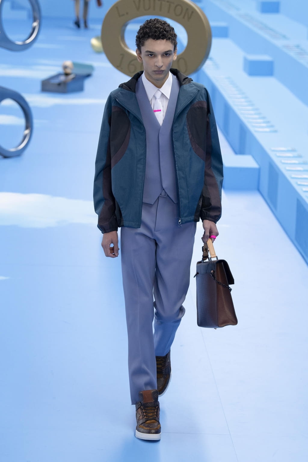 Fashion Week Paris Fall/Winter 2020 look 21 from the Louis Vuitton collection menswear