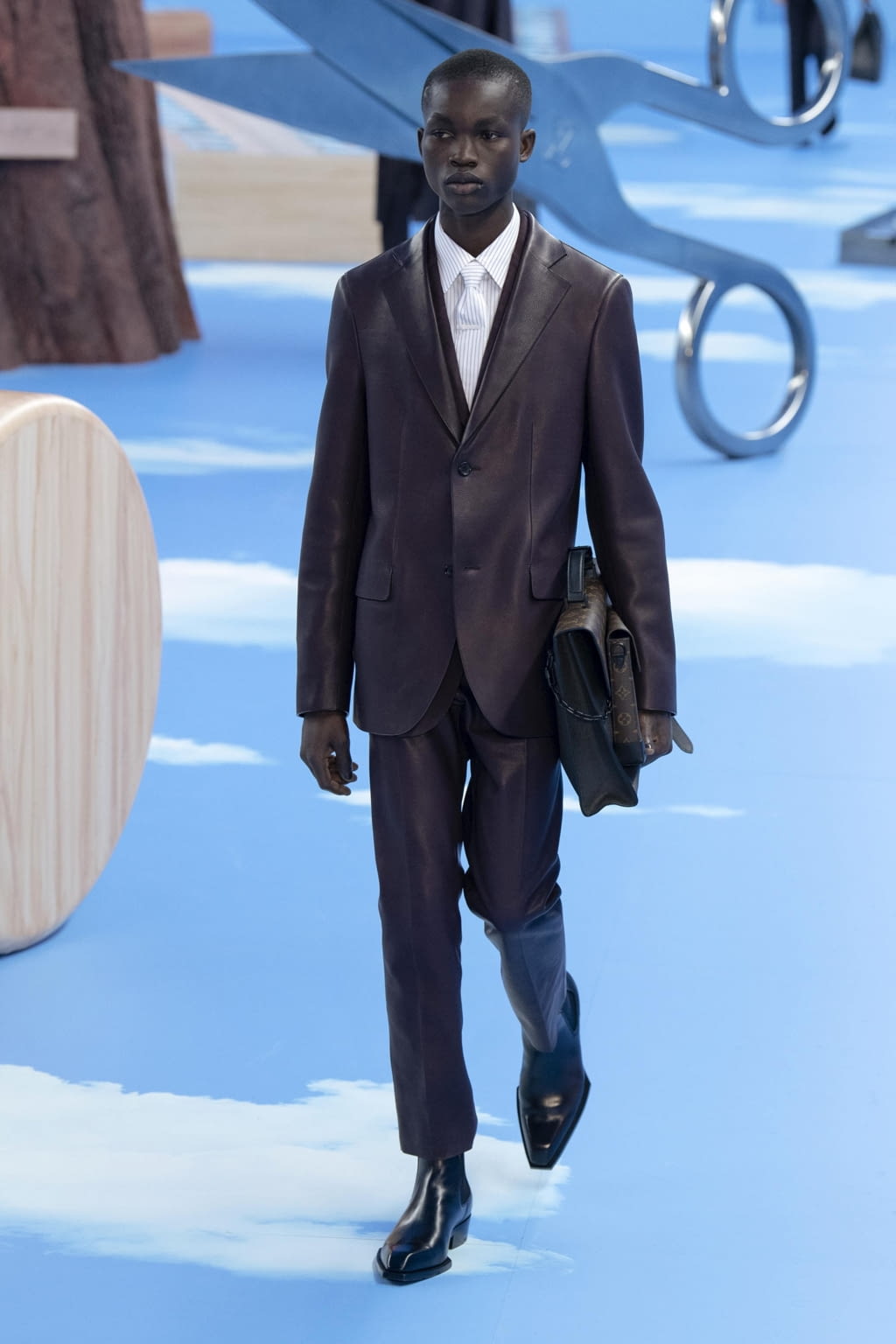 Fashion Week Paris Fall/Winter 2020 look 30 from the Louis Vuitton collection 男装
