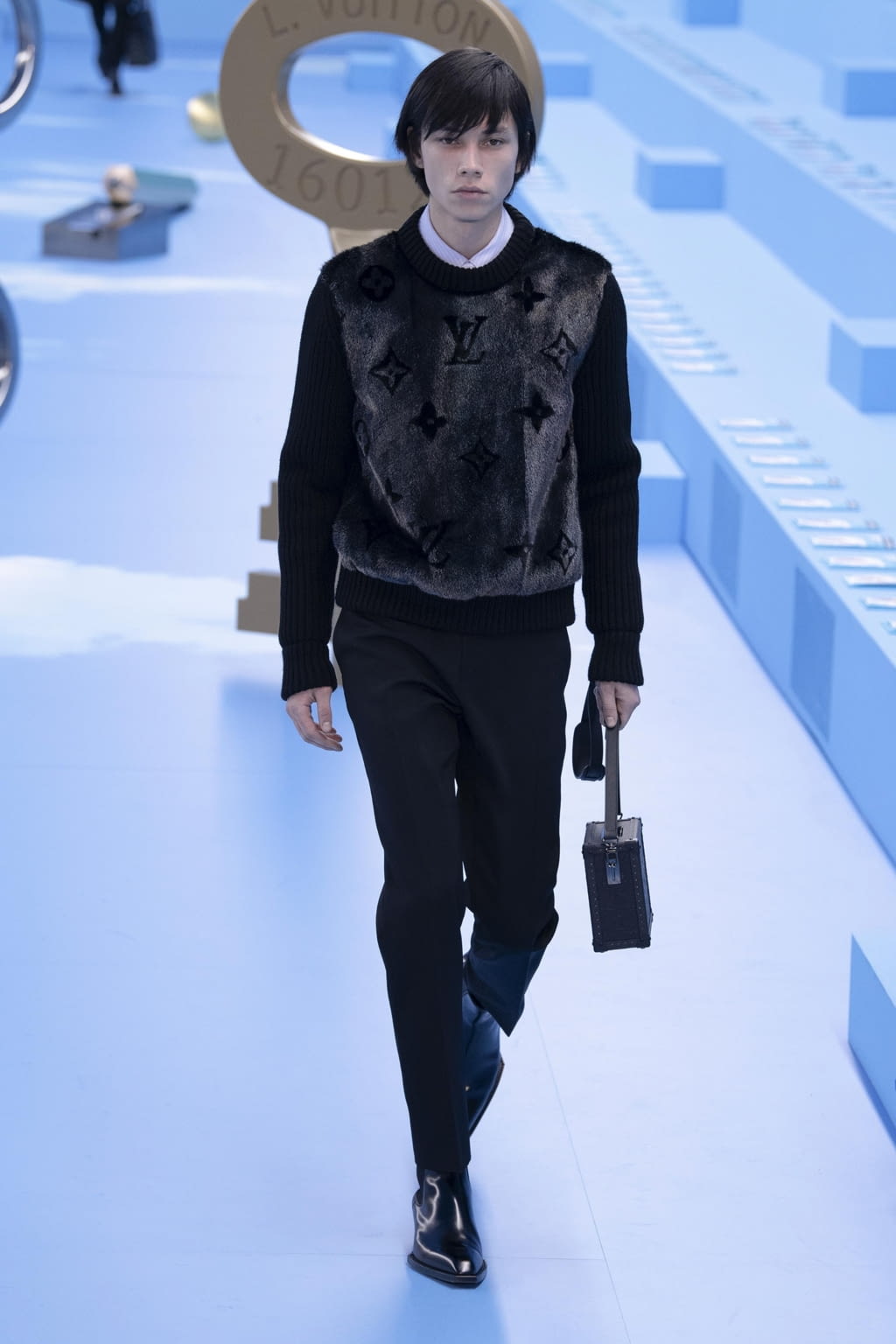 Fashion Week Paris Fall/Winter 2020 look 34 from the Louis Vuitton collection menswear