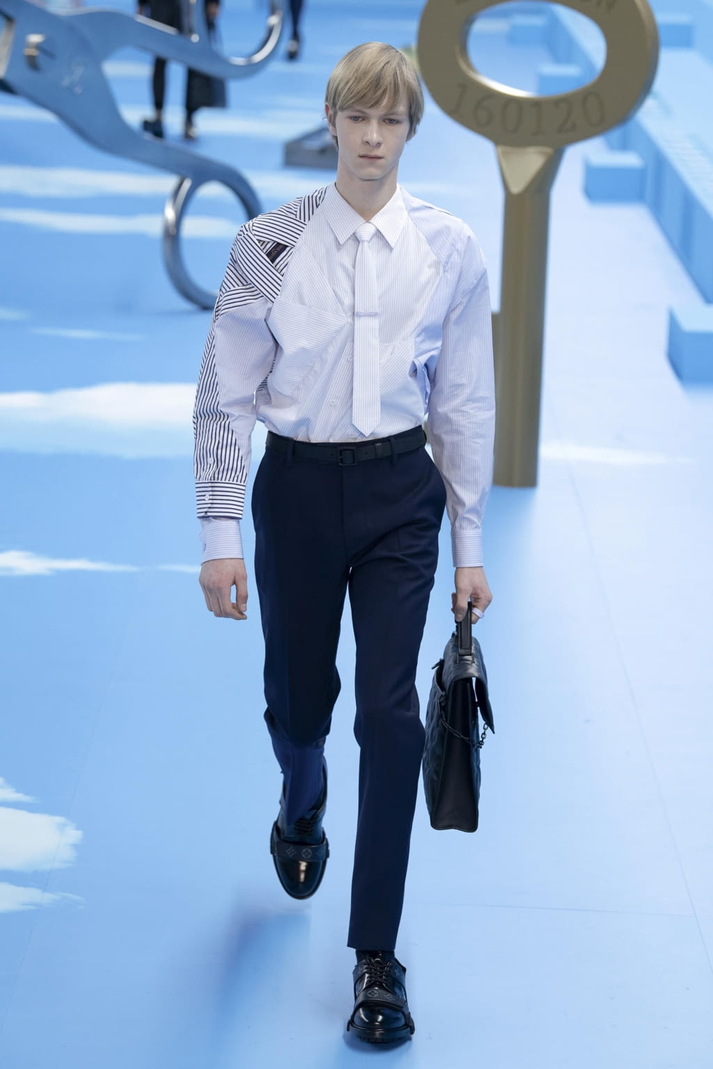 Fashion Week Paris Fall/Winter 2020 look 35 from the Louis Vuitton collection menswear