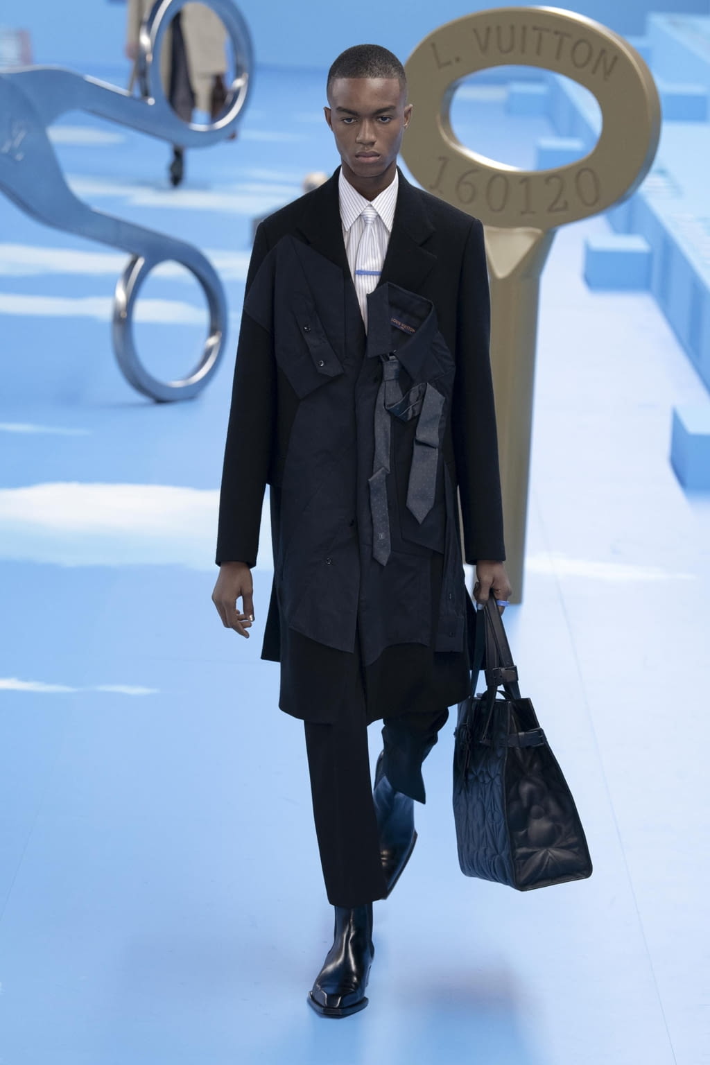 Fashion Week Paris Fall/Winter 2020 look 36 from the Louis Vuitton collection 男装