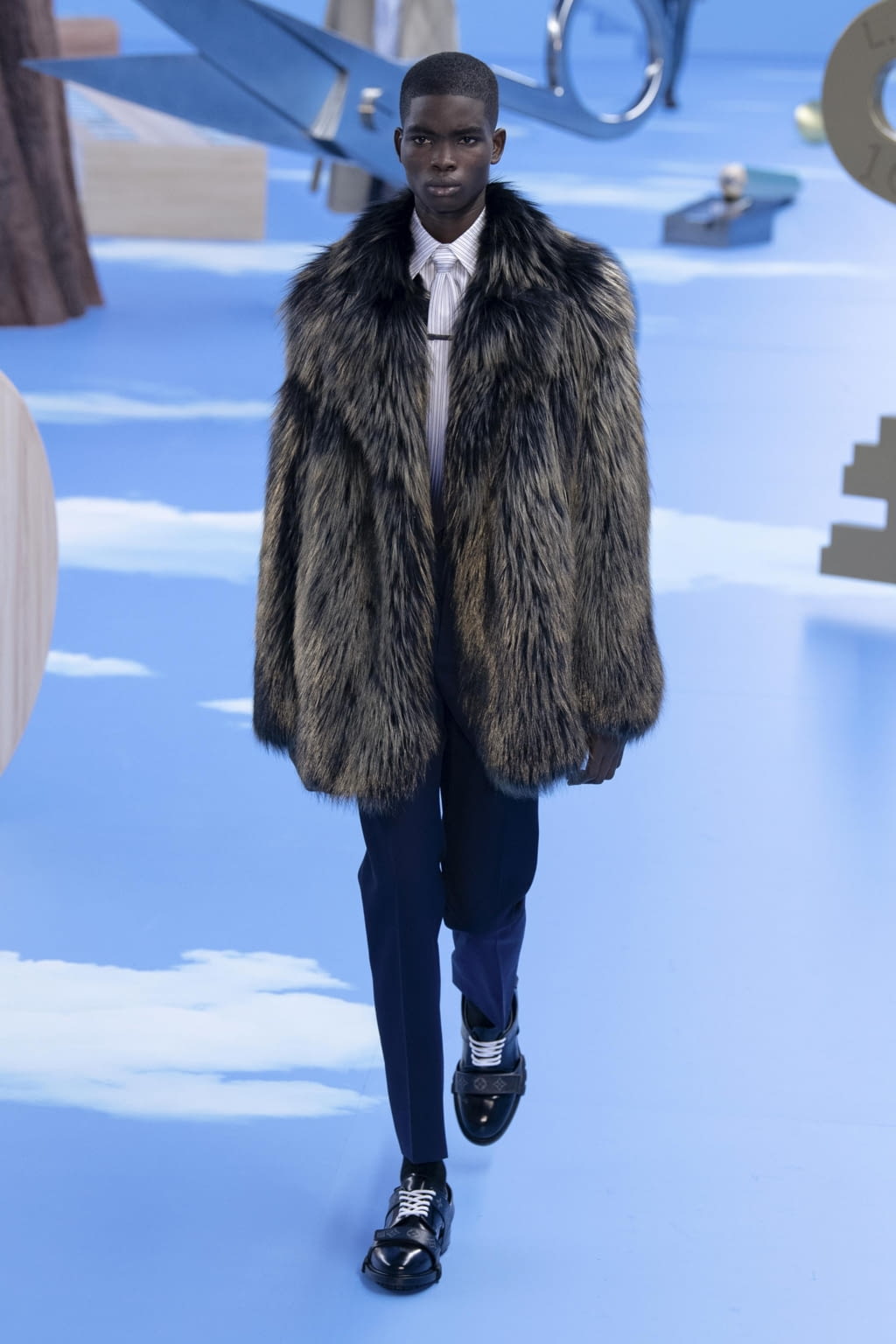 Fashion Week Paris Fall/Winter 2020 look 37 from the Louis Vuitton collection 男装