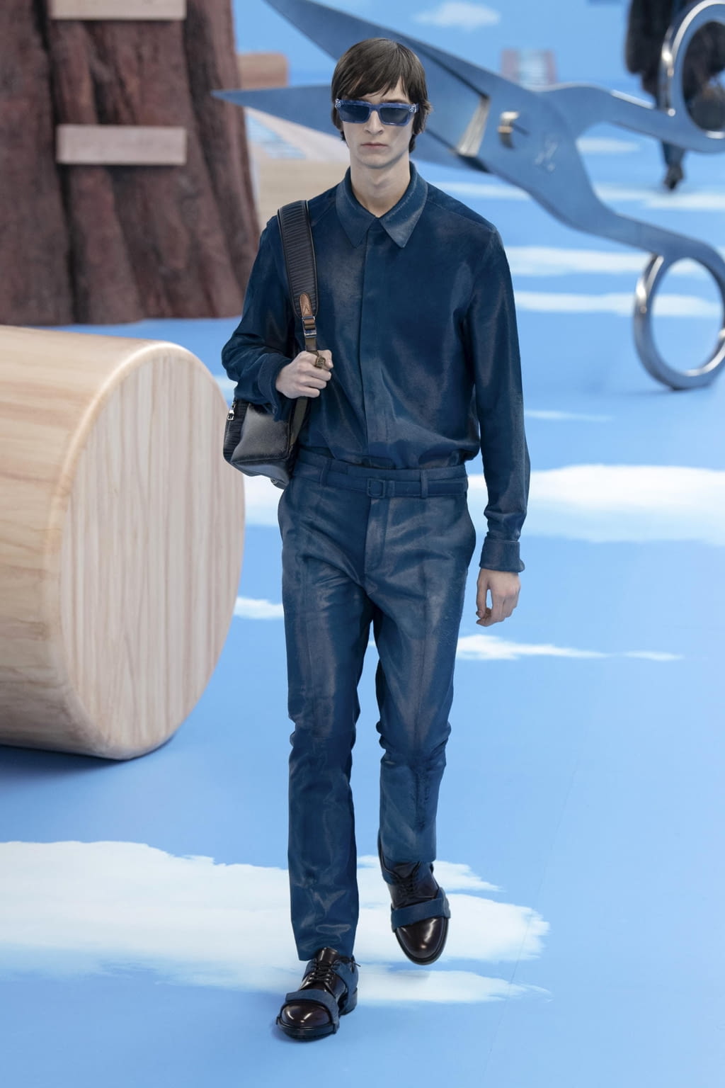 Fashion Week Paris Fall/Winter 2020 look 39 from the Louis Vuitton collection 男装