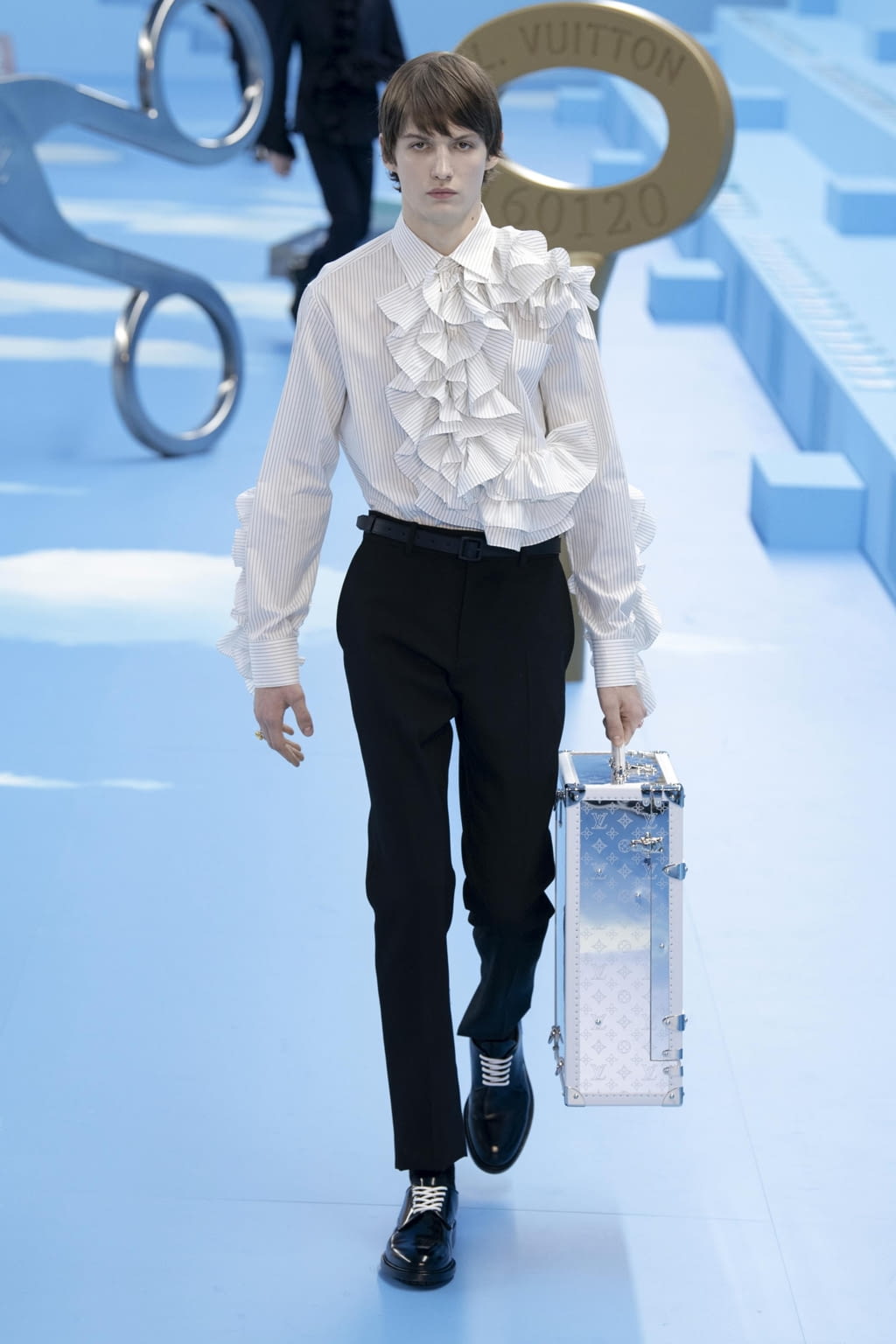 Fashion Week Paris Fall/Winter 2020 look 46 from the Louis Vuitton collection 男装