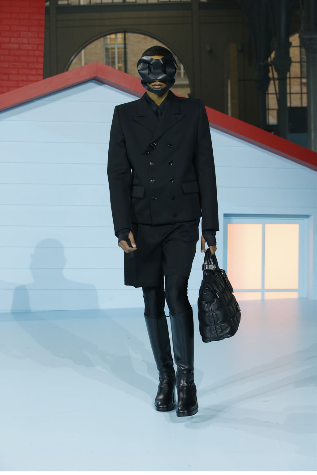 Fashion Week Paris Fall/Winter 2022 look 4 from the Louis Vuitton collection menswear