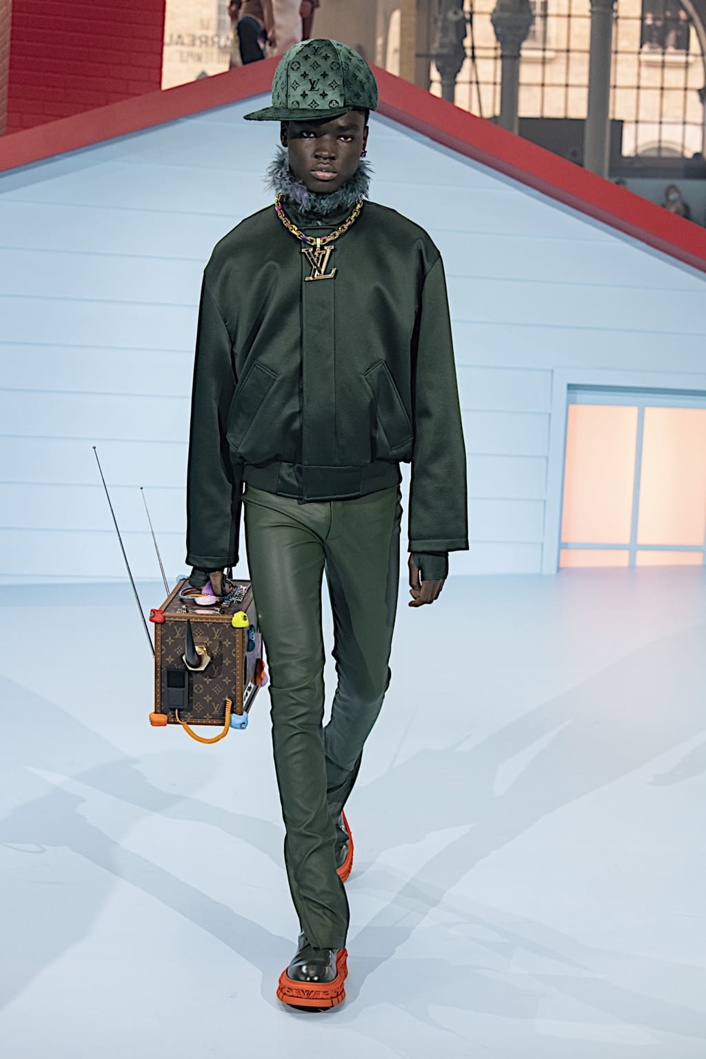 Fashion Week Paris Fall/Winter 2022 look 22 from the Louis Vuitton collection menswear