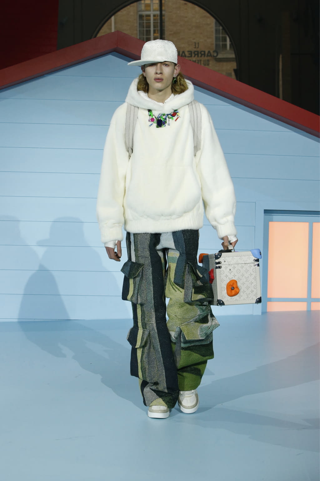 Fashion Week Paris Fall/Winter 2022 look 35 from the Louis Vuitton collection menswear
