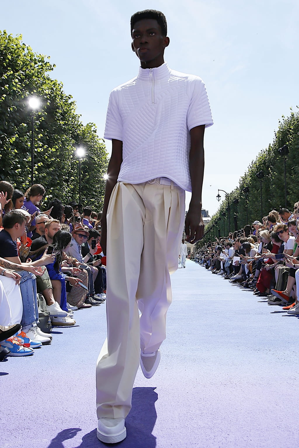 Fashion Week Paris Spring/Summer 2019 look 13 from the Louis Vuitton collection 男装
