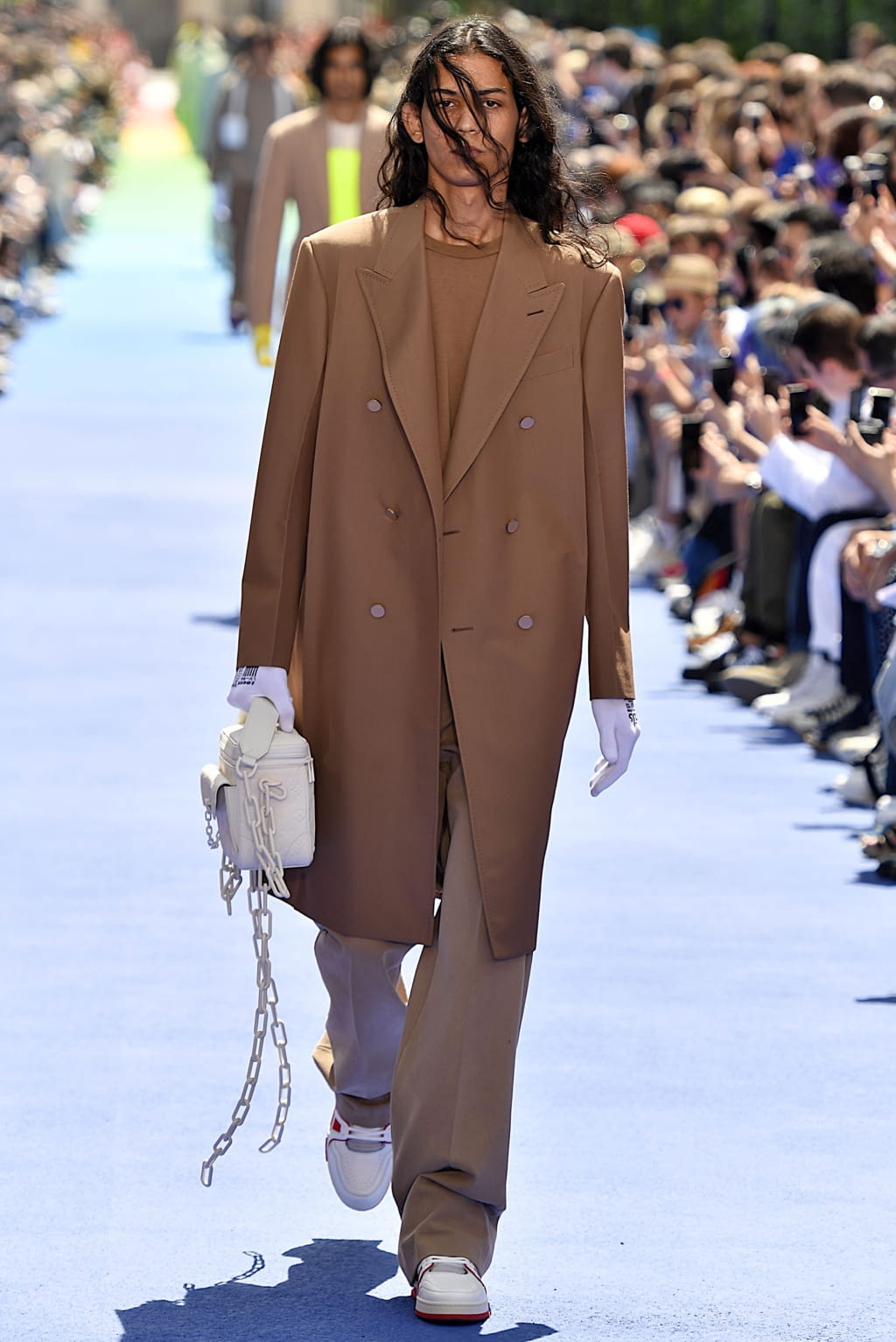 Fashion Week Paris Spring/Summer 2019 look 18 from the Louis Vuitton collection 男装