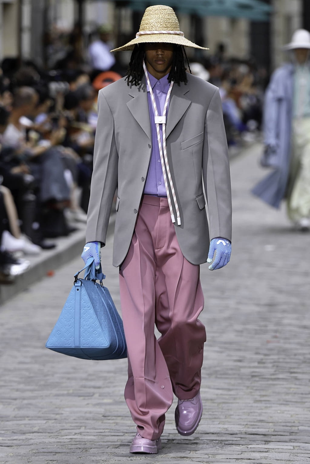 Fashion Week Paris Spring/Summer 2020 look 1 from the Louis Vuitton collection 男装