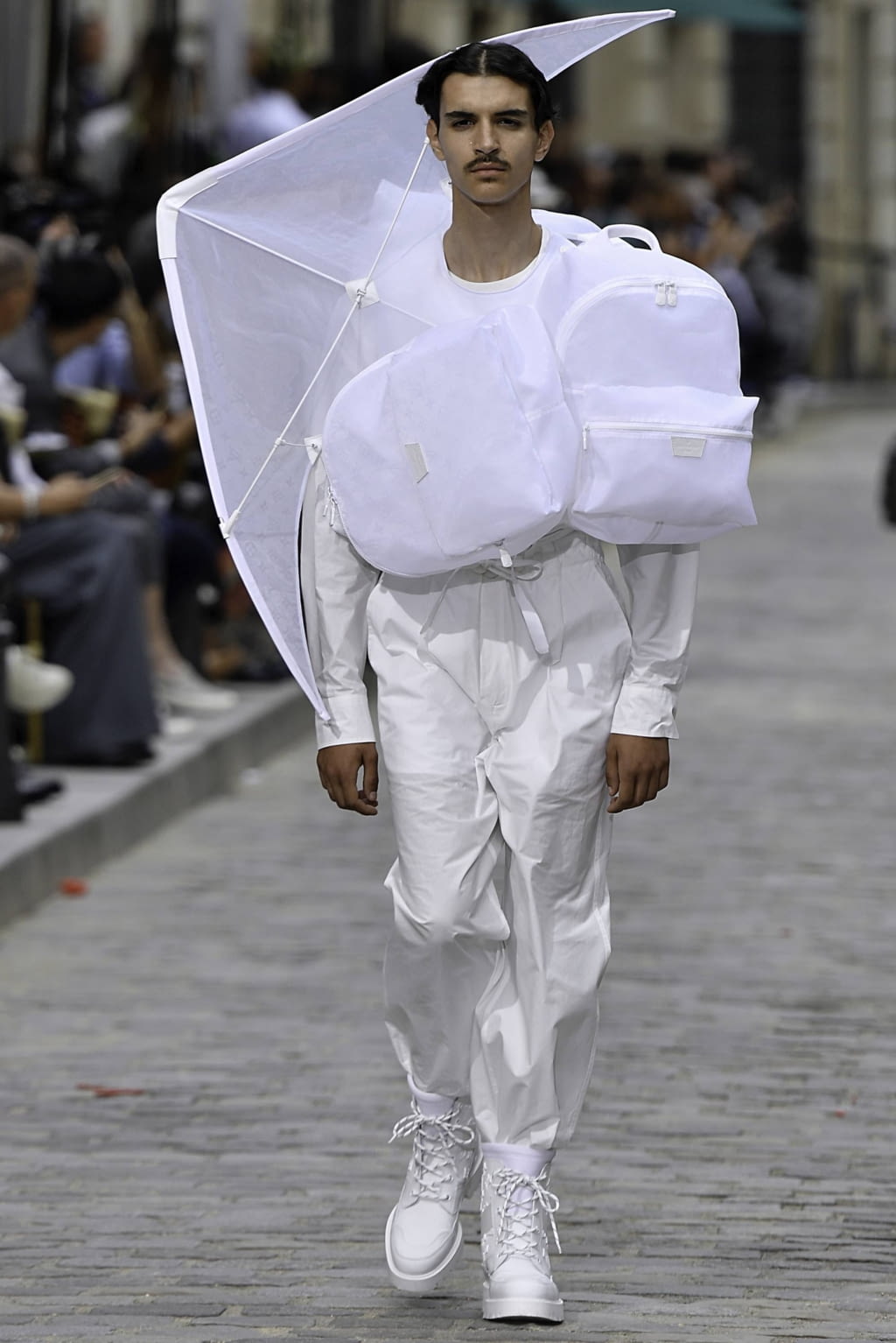 Fashion Week Paris Spring/Summer 2020 look 47 from the Louis Vuitton collection 男装