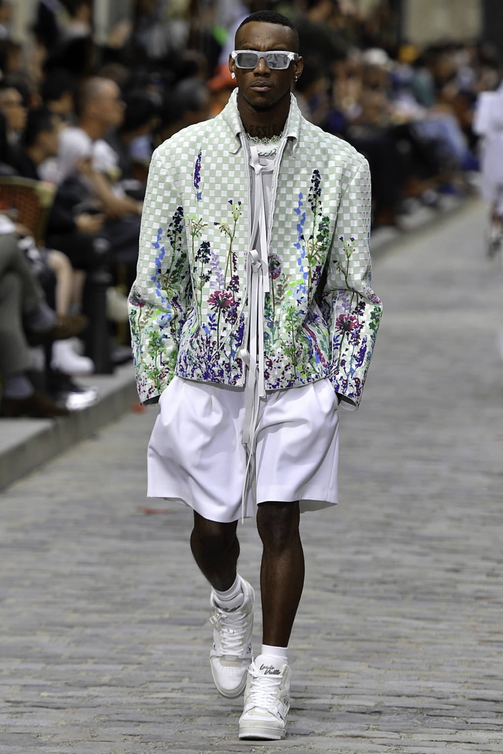 Fashion Week Paris Spring/Summer 2020 look 56 from the Louis Vuitton collection 男装