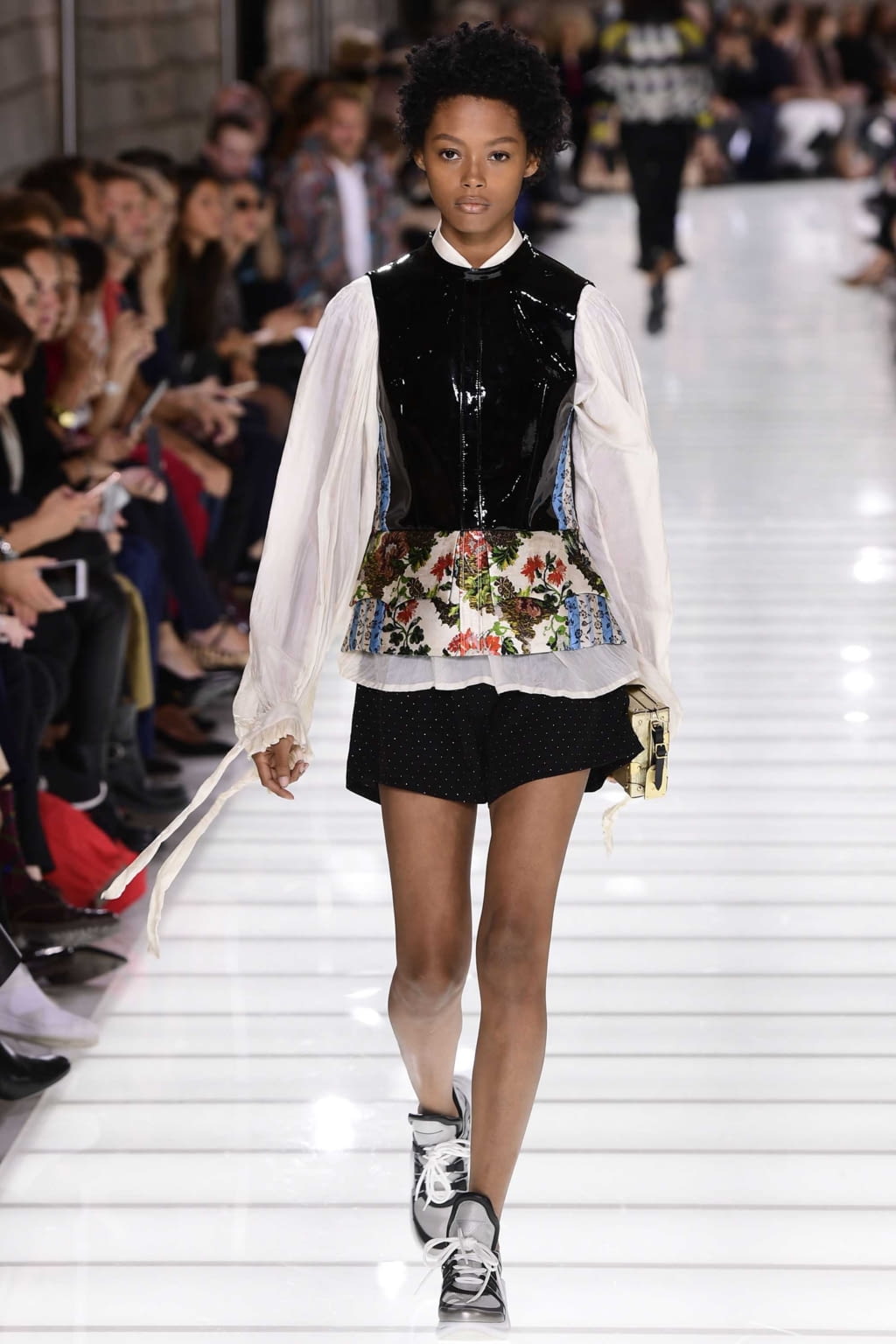 Fashion Week Paris Spring/Summer 2018 look 35 from the Louis Vuitton collection 女装