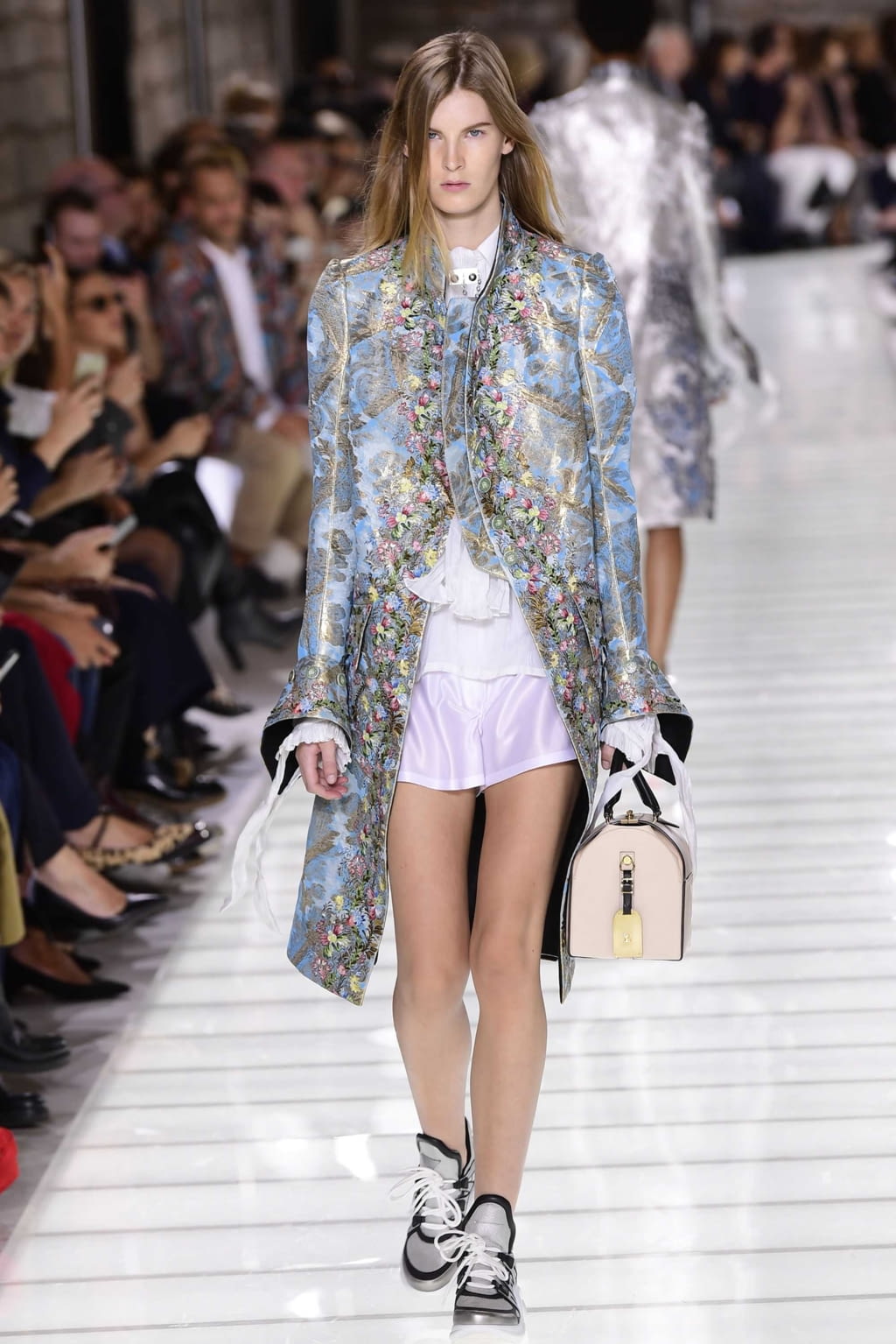 Fashion Week Paris Spring/Summer 2018 look 3 from the Louis Vuitton collection 女装