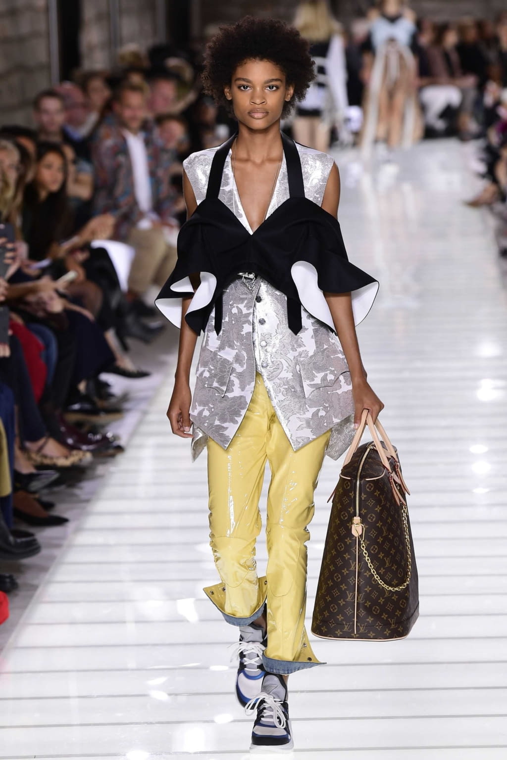 Fashion Week Paris Spring/Summer 2018 look 30 from the Louis Vuitton collection womenswear