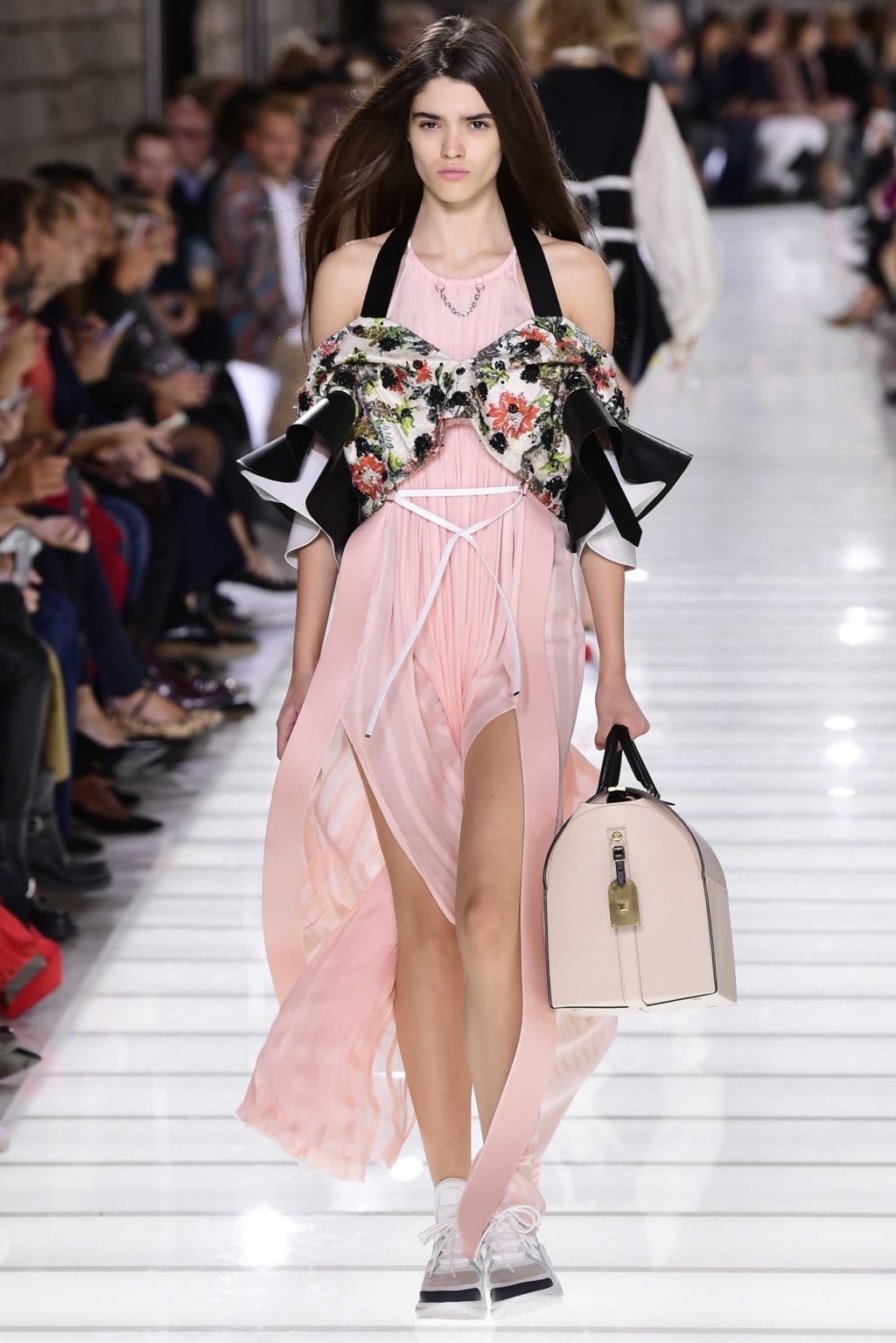 Fashion Week Paris Spring/Summer 2018 look 31 from the Louis Vuitton collection 女装