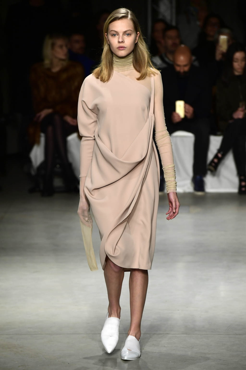Fashion Week Milan Fall/Winter 2017 look 10 de la collection Lucio Vanotti womenswear