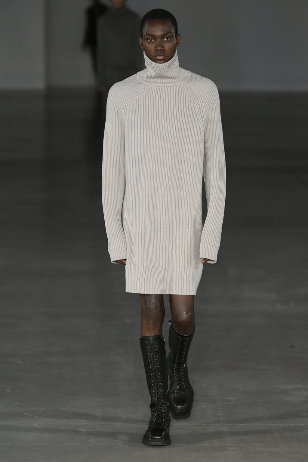 Fashion Week Paris Fall/Winter 2022 look 14 from the Ludovic de Saint Sernin collection womenswear