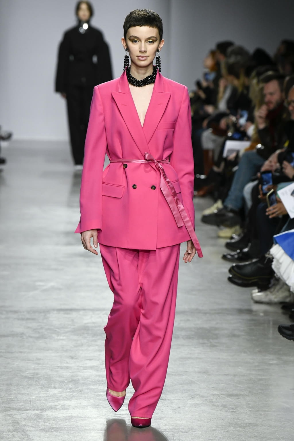 Fashion Week Paris Fall/Winter 2020 look 1 from the Lutz Huelle collection 女装