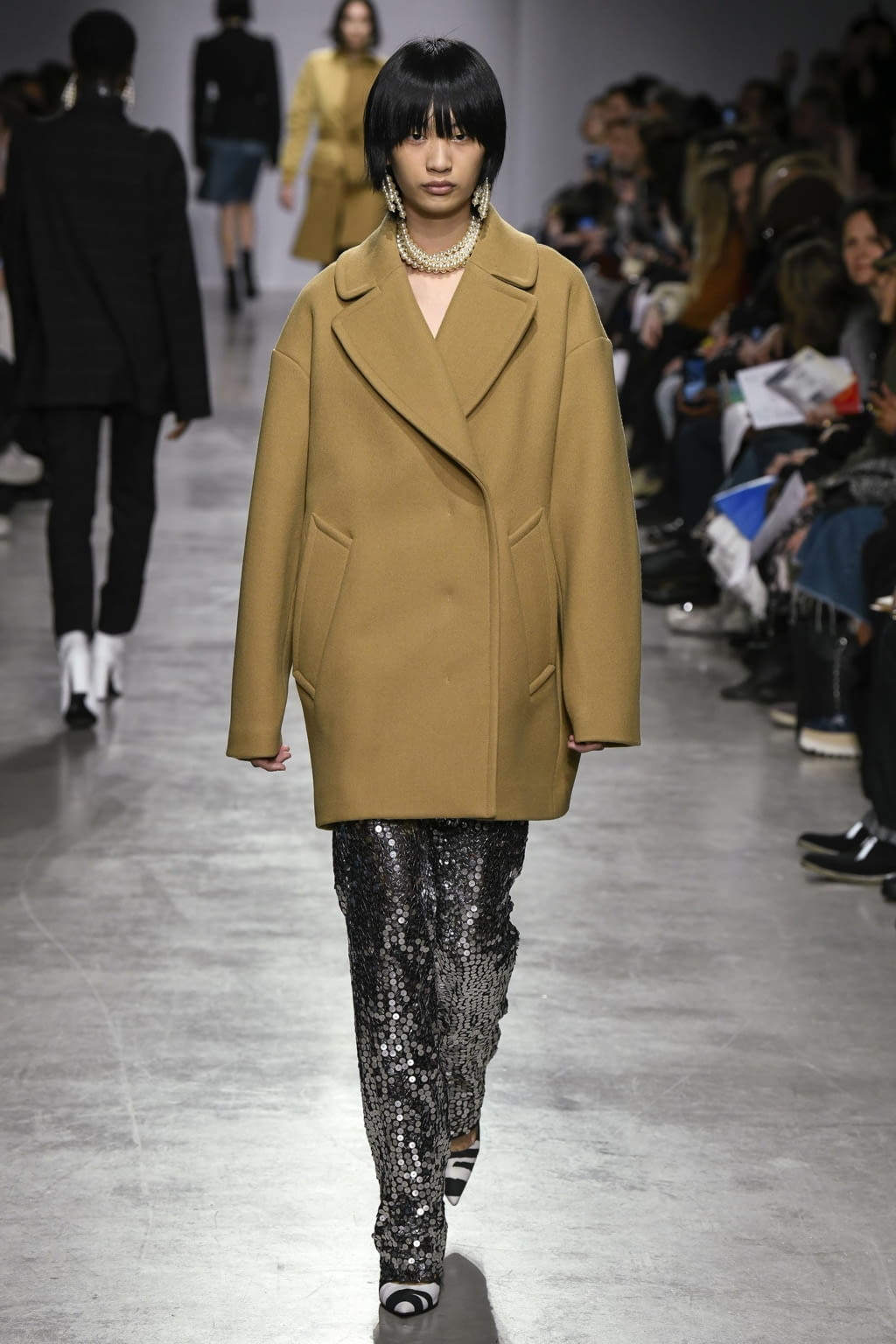 Fashion Week Paris Fall/Winter 2020 look 8 from the Lutz Huelle collection 女装
