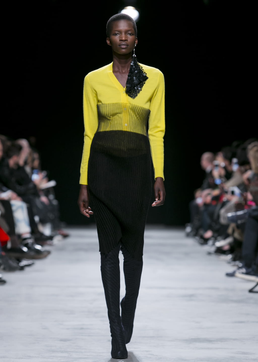 Fashion Week Paris Fall/Winter 2016 look 1 de la collection Lutz Huelle womenswear