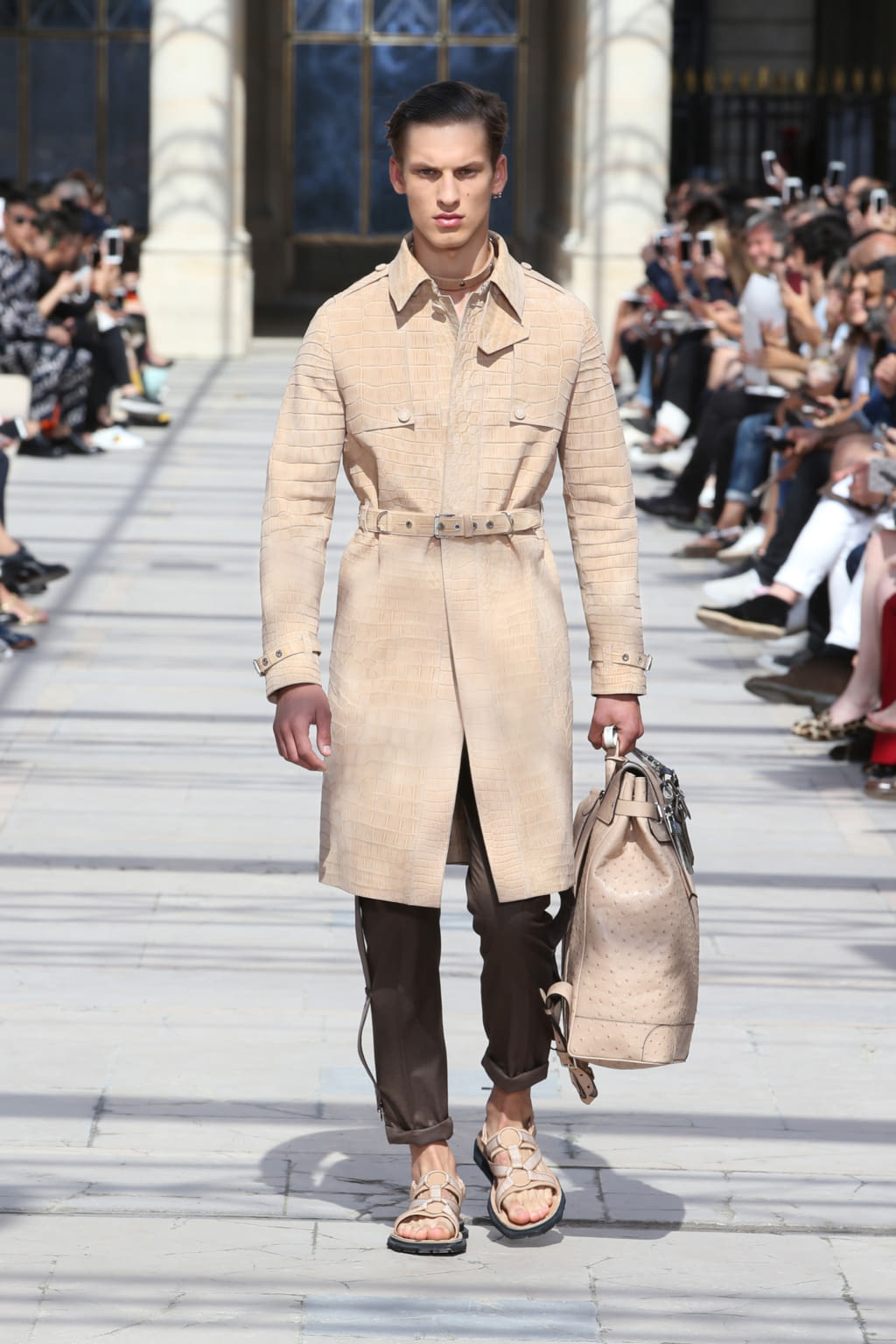 Fashion Week Paris Spring/Summer 2017 look 1 from the Louis Vuitton collection 男装