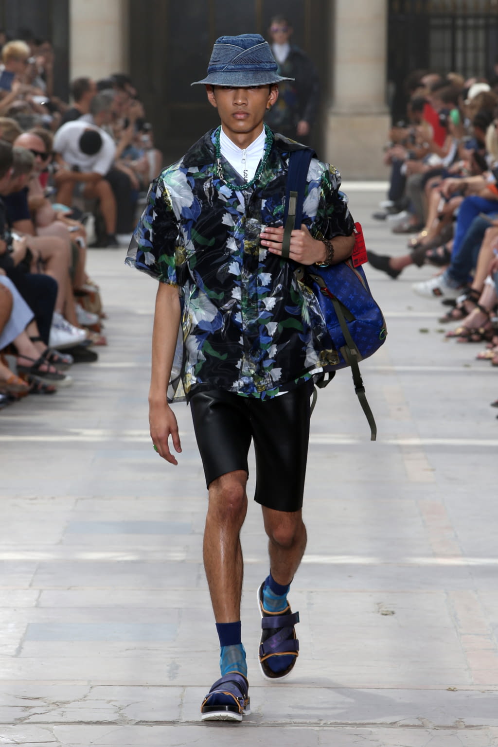 Fashion Week Paris Spring/Summer 2018 look 3 from the Louis Vuitton collection 男装