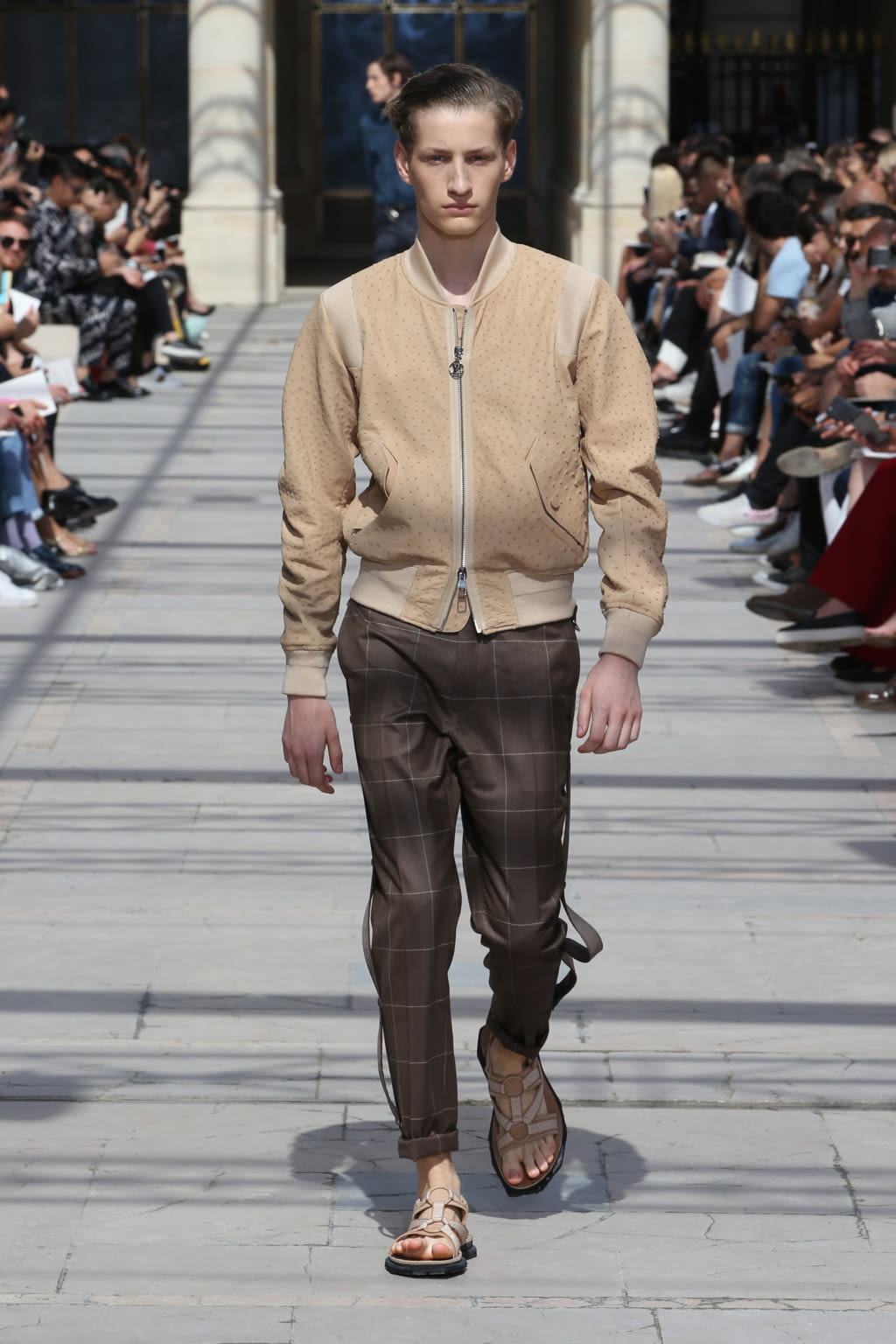 Fashion Week Paris Spring/Summer 2017 look 3 from the Louis Vuitton collection 男装