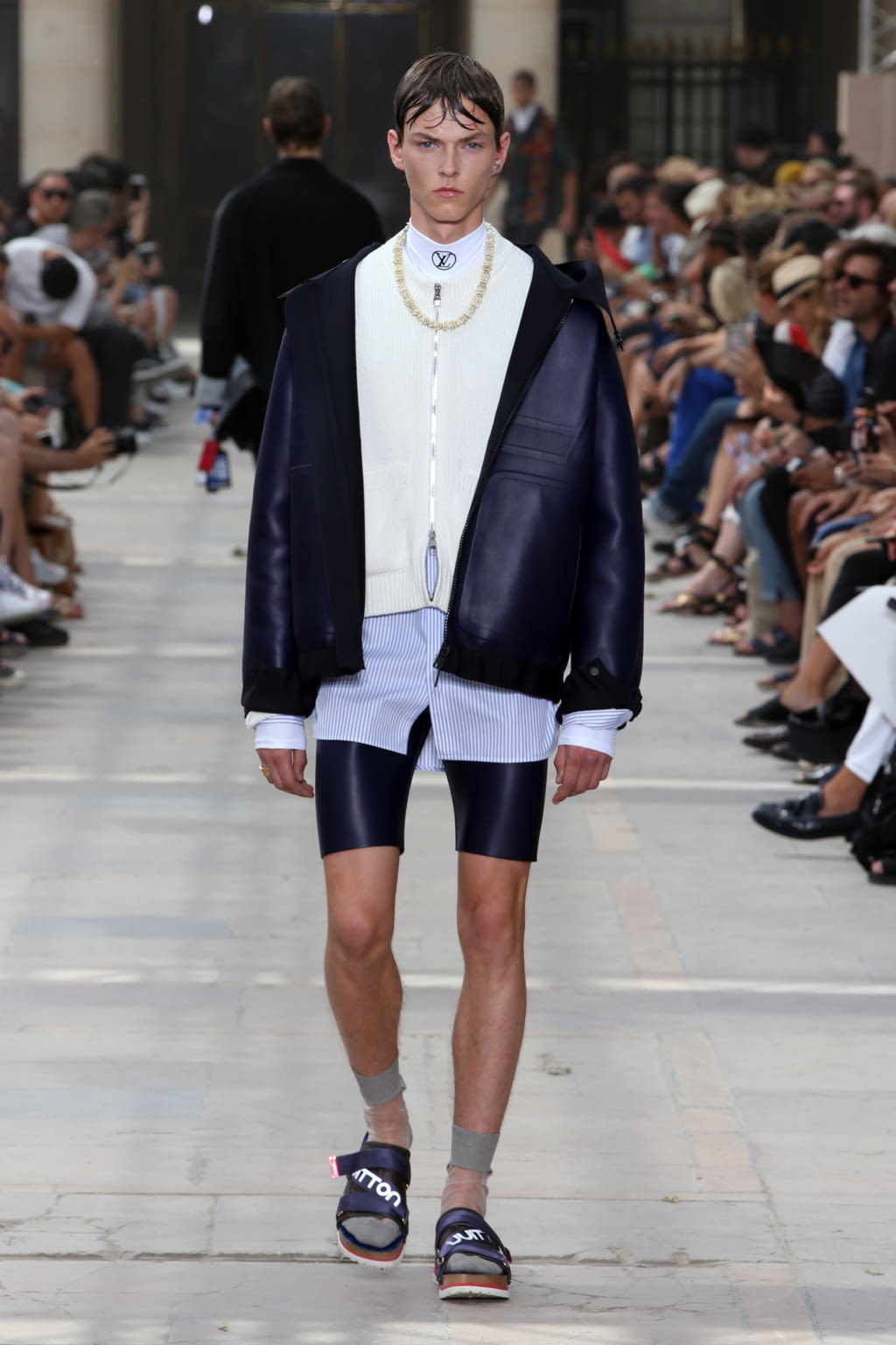 Fashion Week Paris Spring/Summer 2018 look 4 from the Louis Vuitton collection menswear