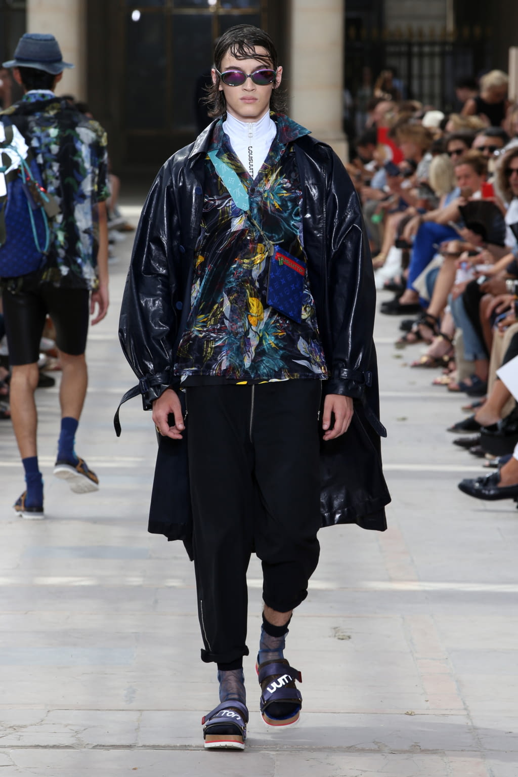 Fashion Week Paris Spring/Summer 2018 look 6 from the Louis Vuitton collection 男装