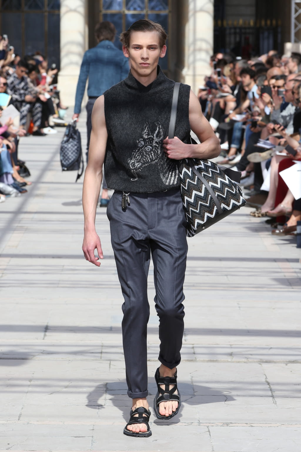 Fashion Week Paris Spring/Summer 2017 look 9 from the Louis Vuitton collection 男装