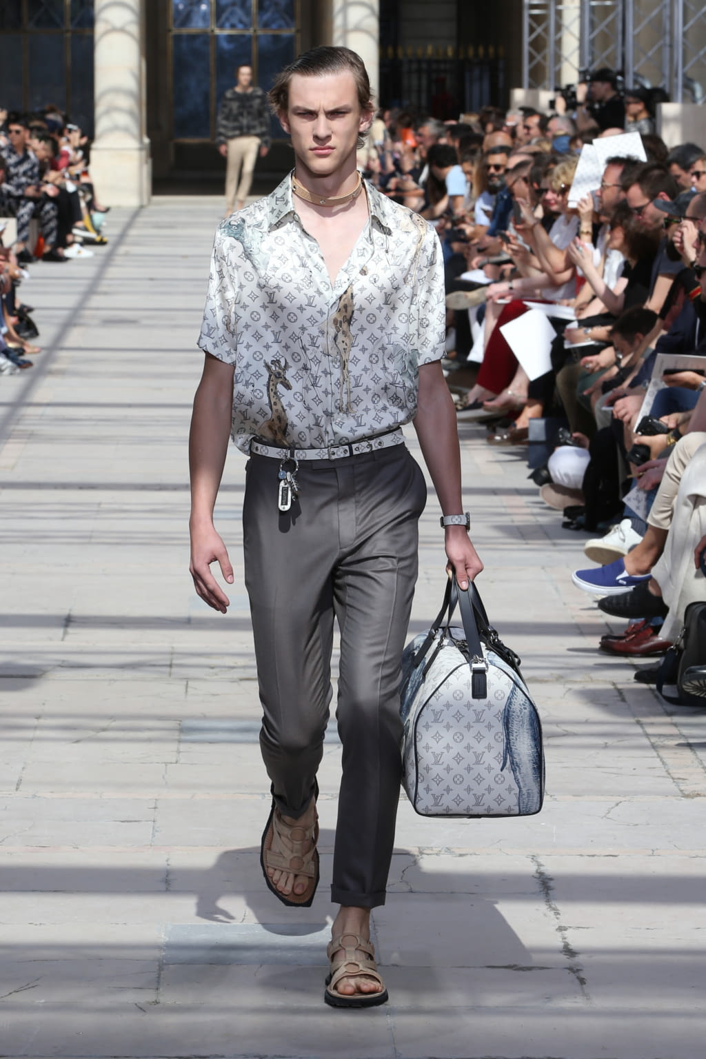 Fashion Week Paris Spring/Summer 2017 look 12 from the Louis Vuitton collection 男装