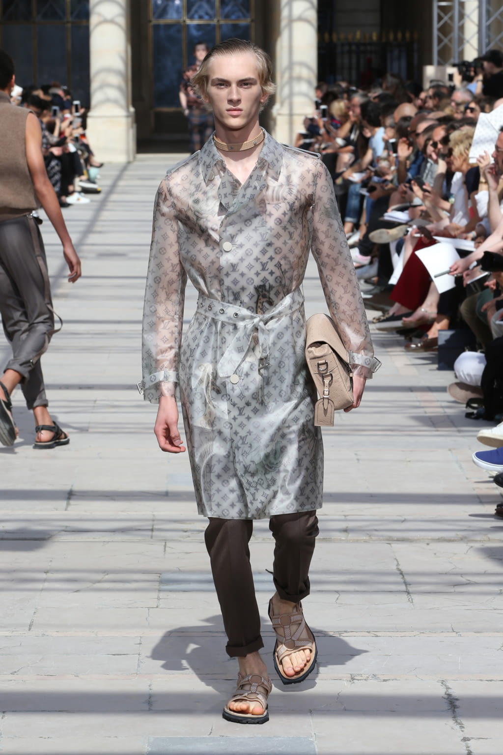 Fashion Week Paris Spring/Summer 2017 look 14 from the Louis Vuitton collection 男装