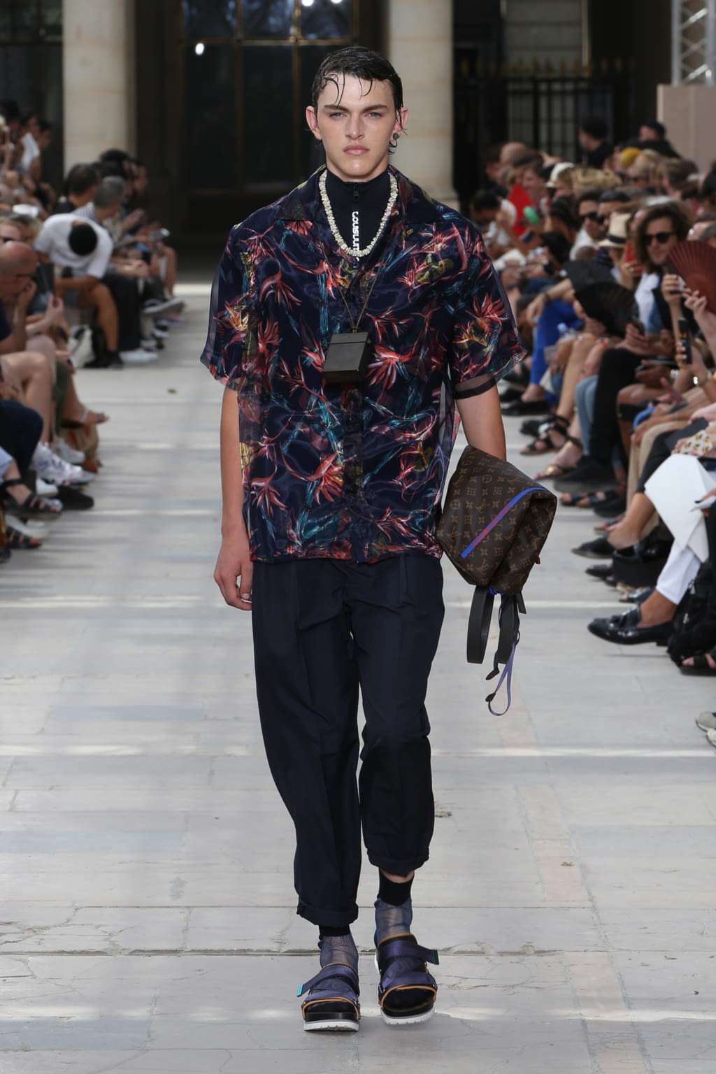 Fashion Week Paris Spring/Summer 2018 look 17 from the Louis Vuitton collection 男装