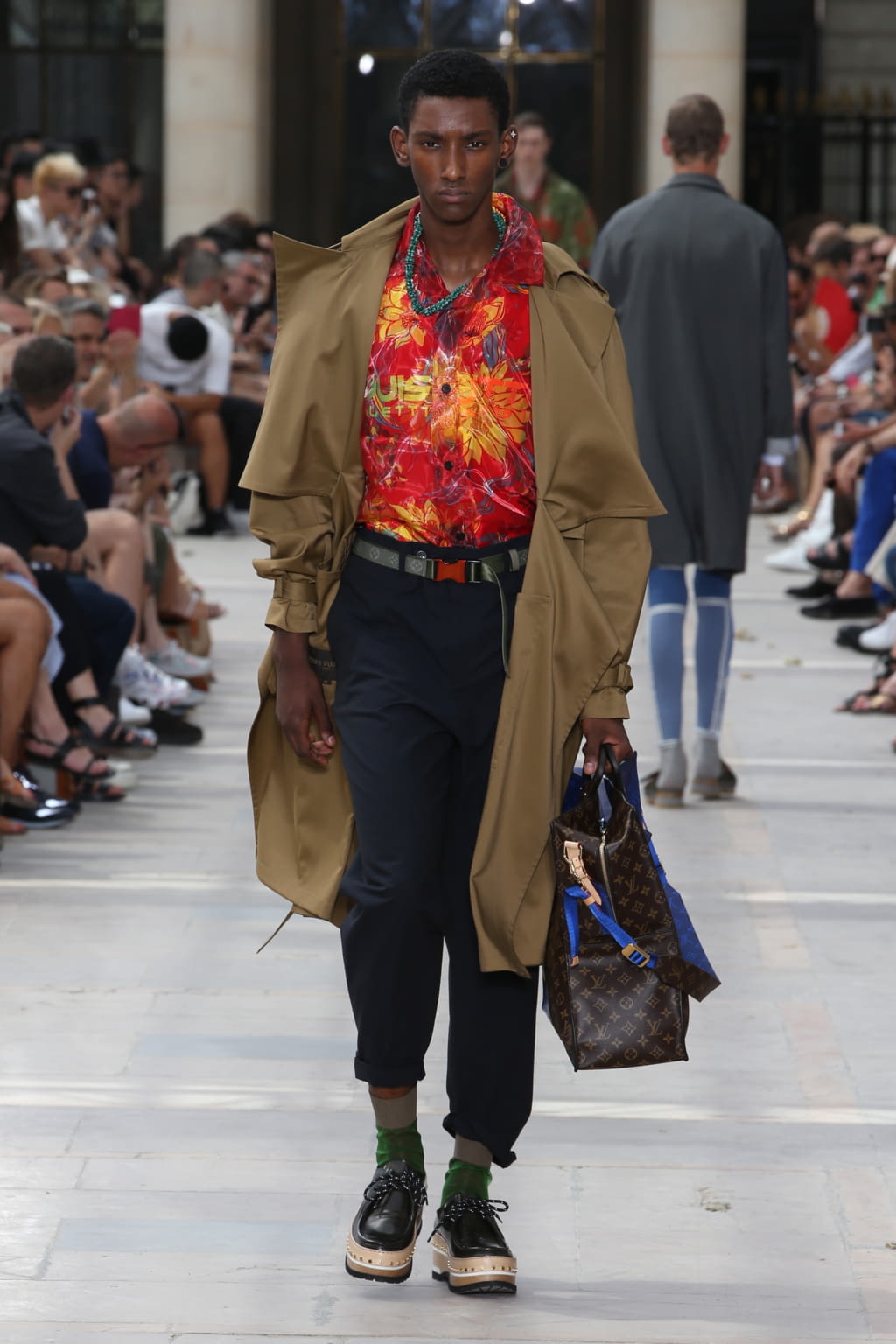 Fashion Week Paris Spring/Summer 2018 look 18 from the Louis Vuitton collection 男装