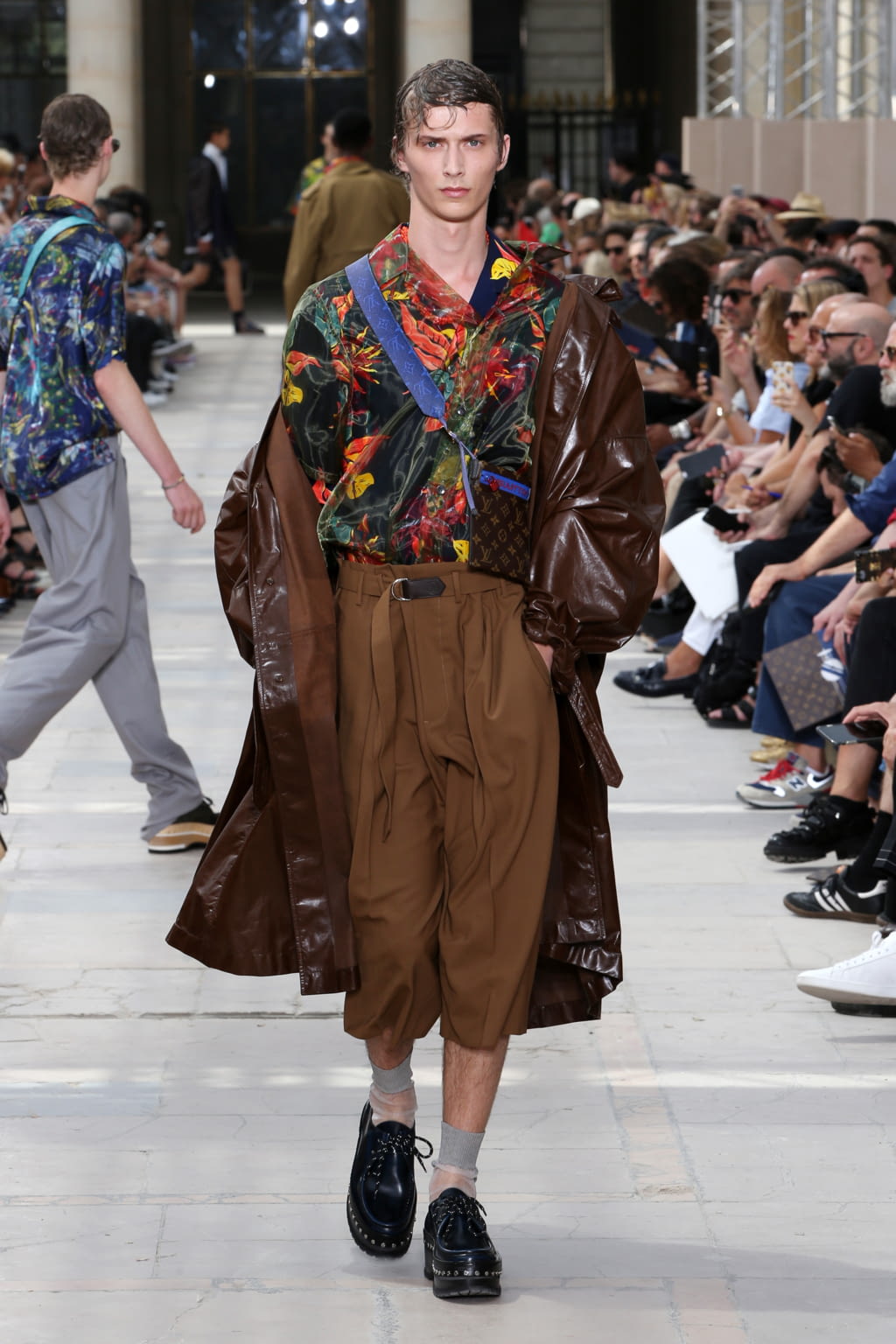 Fashion Week Paris Spring/Summer 2018 look 22 from the Louis Vuitton collection 男装