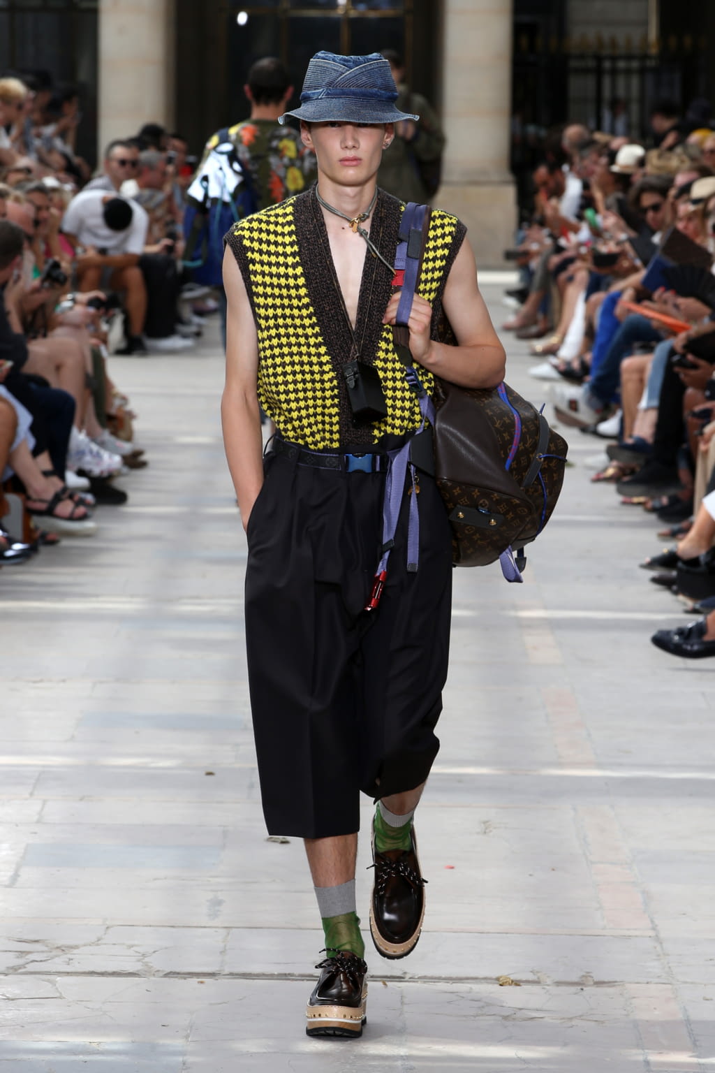 Fashion Week Paris Spring/Summer 2018 look 28 from the Louis Vuitton collection 男装