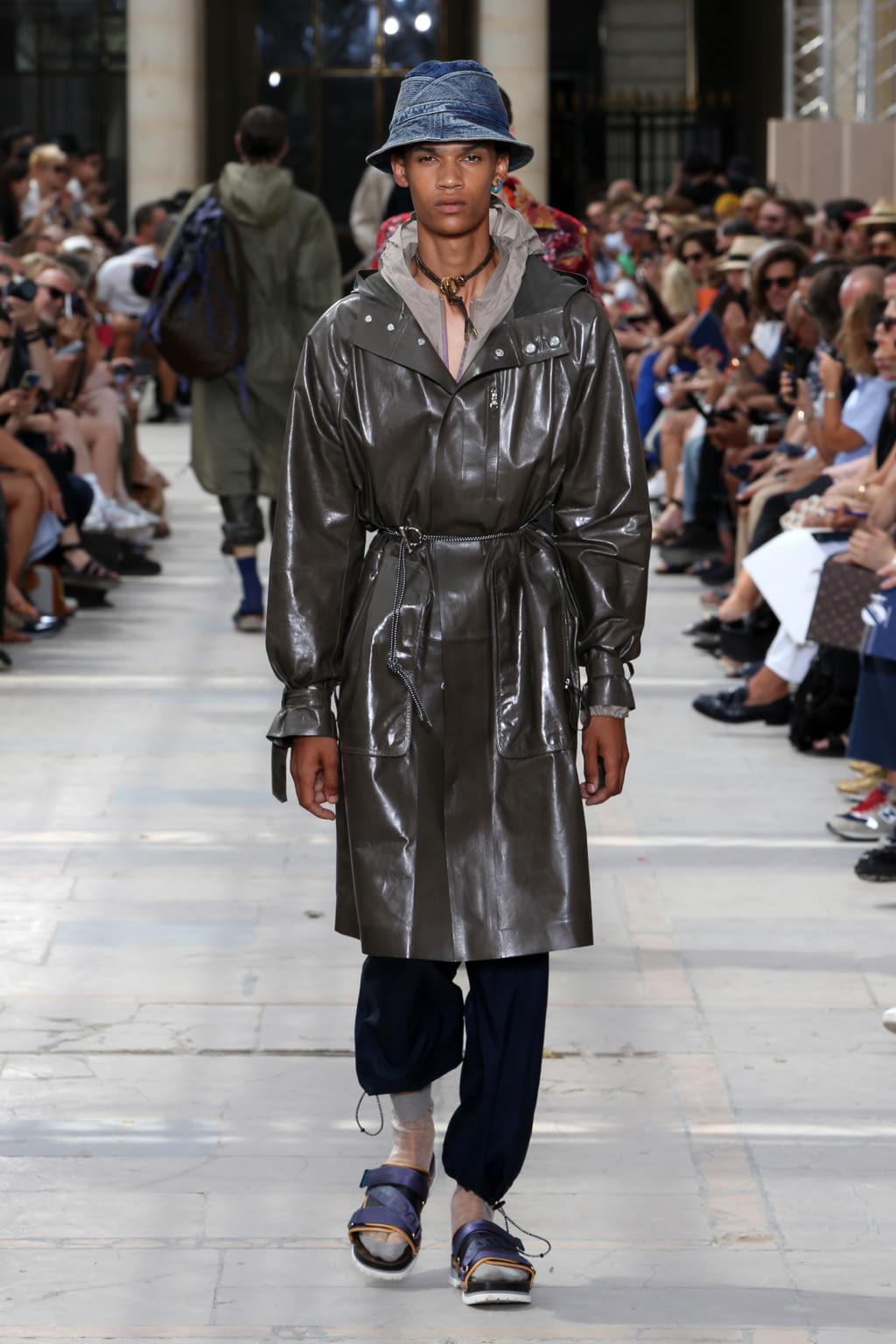 Fashion Week Paris Spring/Summer 2018 look 34 from the Louis Vuitton collection 男装