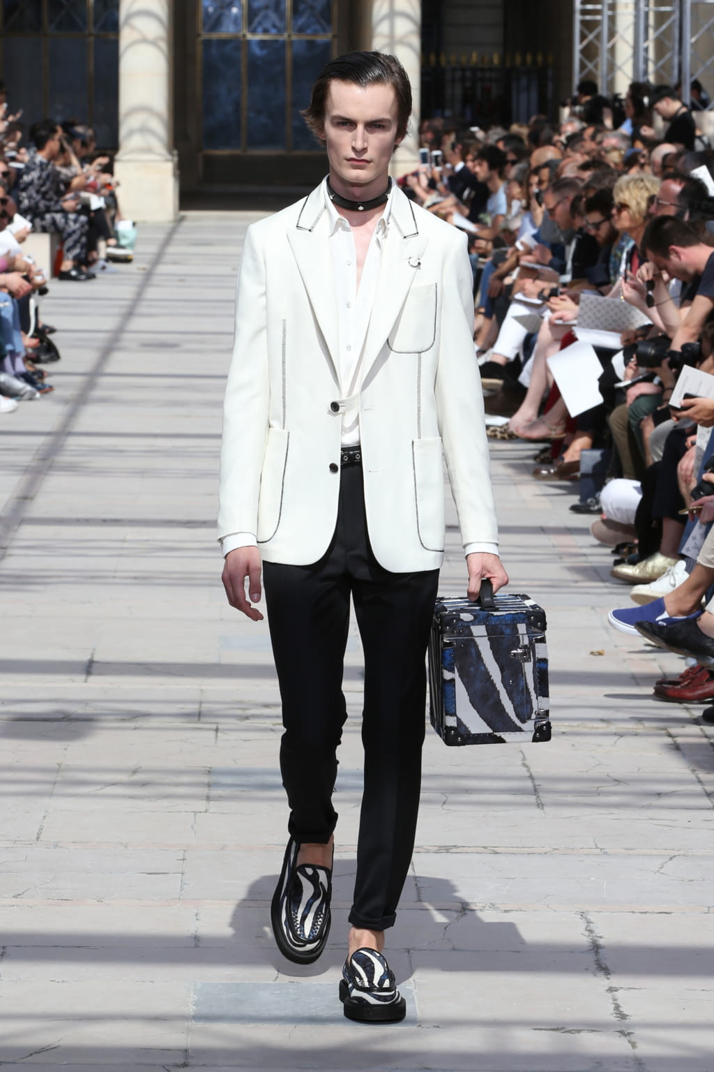 Fashion Week Paris Spring/Summer 2017 look 39 from the Louis Vuitton collection 男装