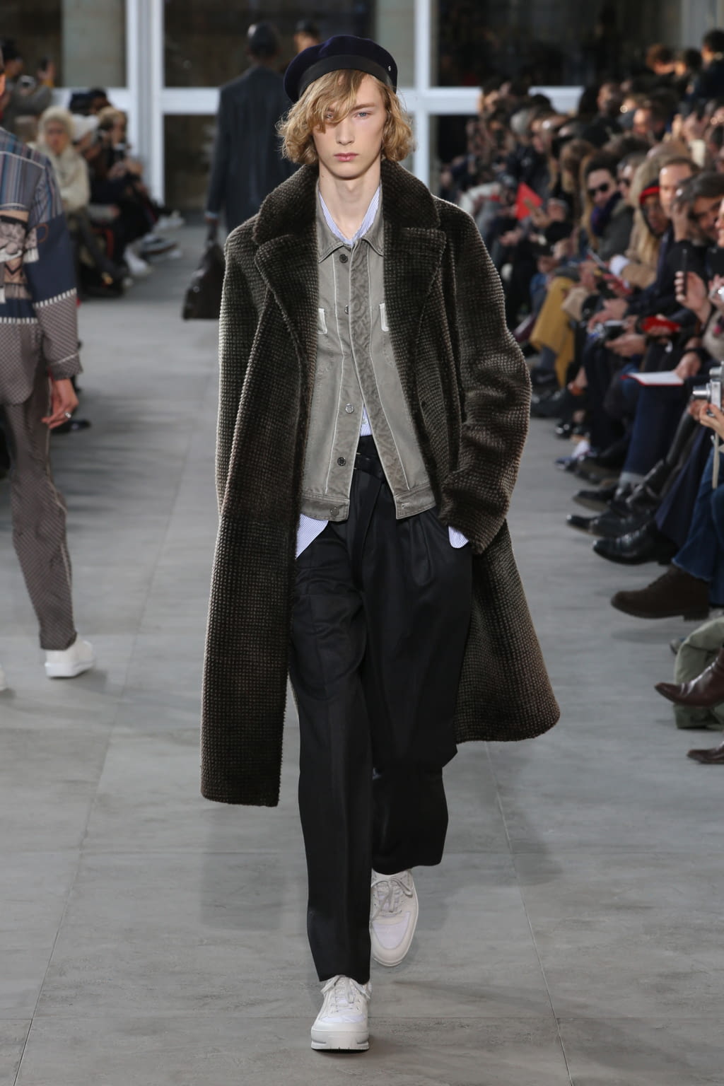 Fashion Week Paris Fall/Winter 2017 look 22 from the Louis Vuitton collection menswear