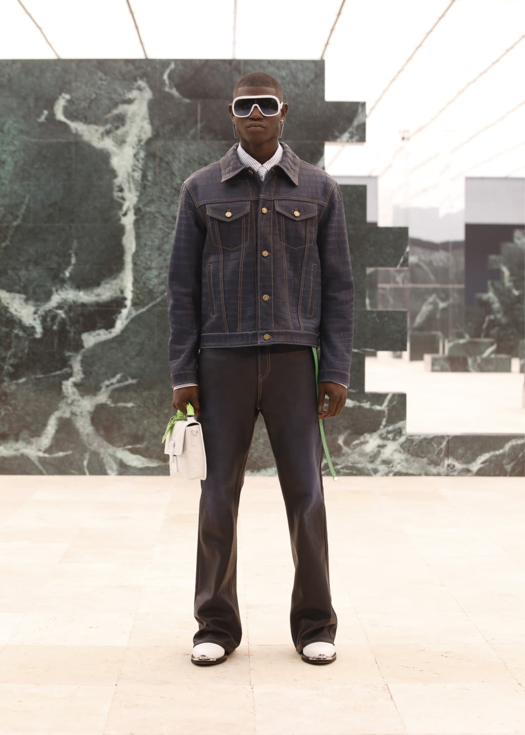 Fashion Week Paris Fall/Winter 2021 look 28 from the Louis Vuitton collection 男装