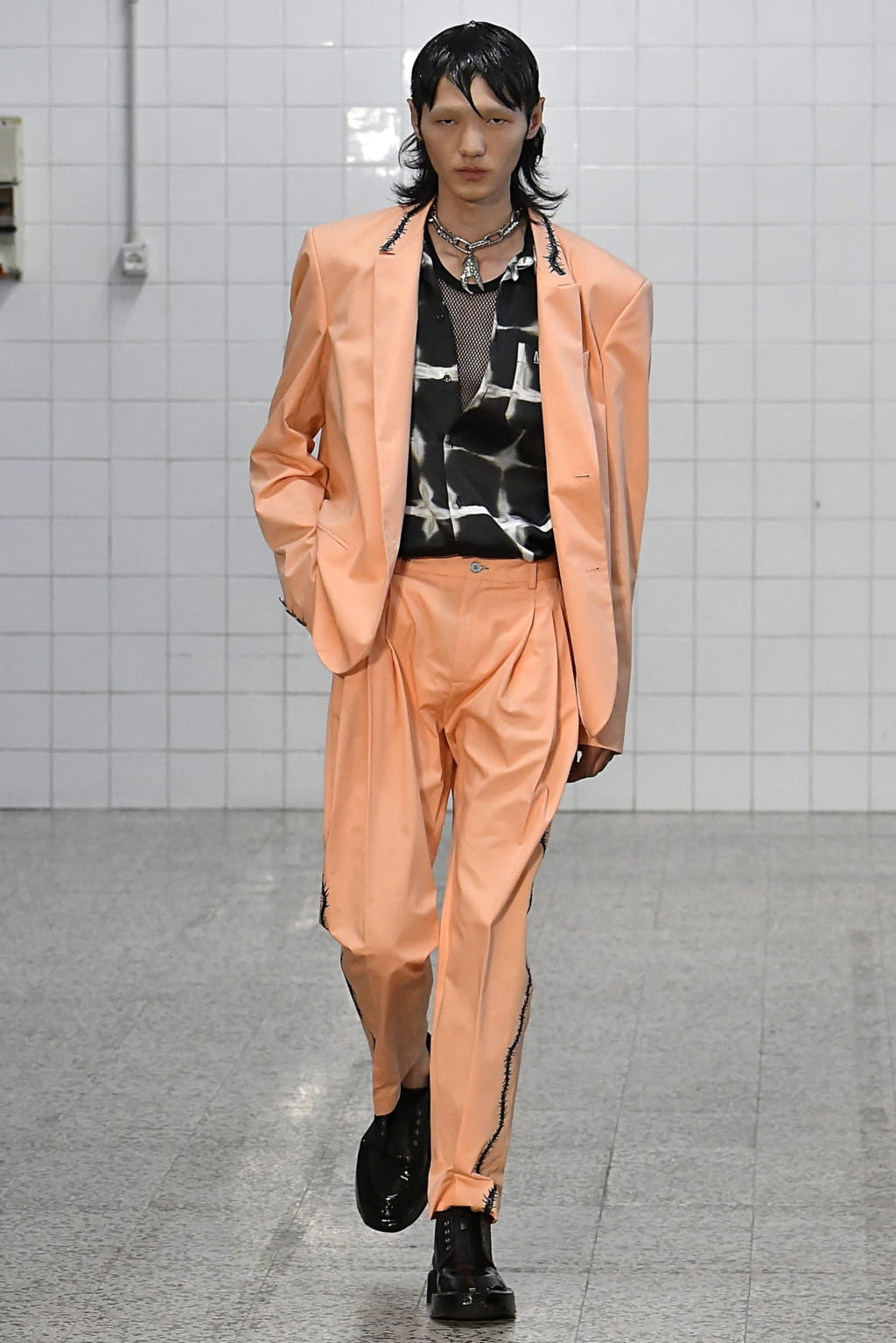 Fashion Week Milan Spring/Summer 2019 look 16 from the M1992 collection 男装