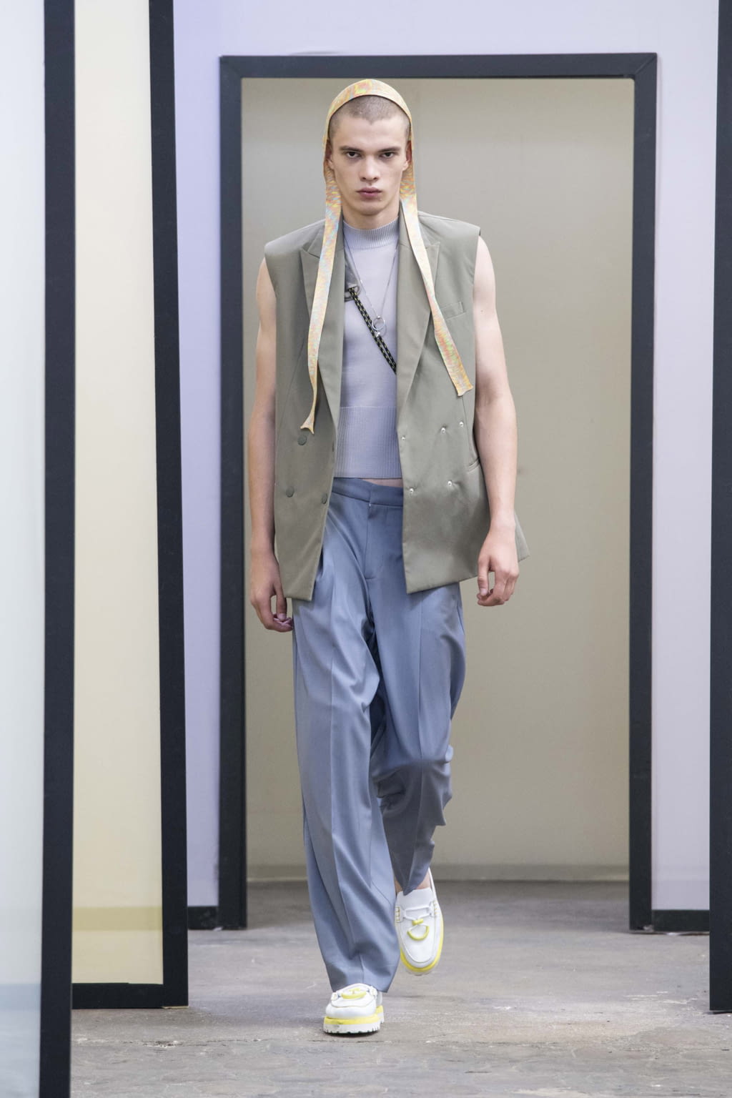 Fashion Week Paris Spring/Summer 2020 look 11 de la collection Maison Kitsuné menswear