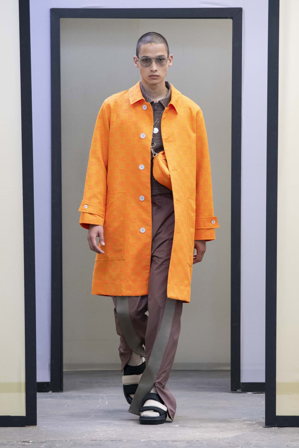 Fashion Week Paris Spring/Summer 2020 look 33 from the Maison Kitsuné collection 男装