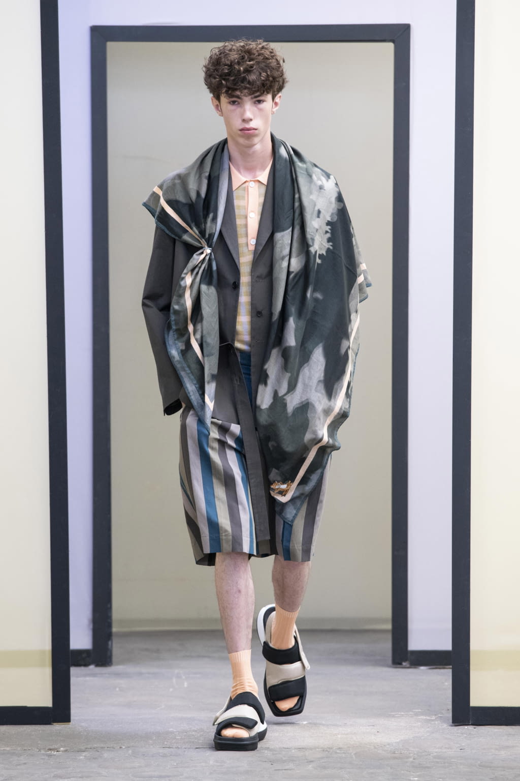 Fashion Week Paris Spring/Summer 2020 look 44 from the Maison Kitsuné collection menswear