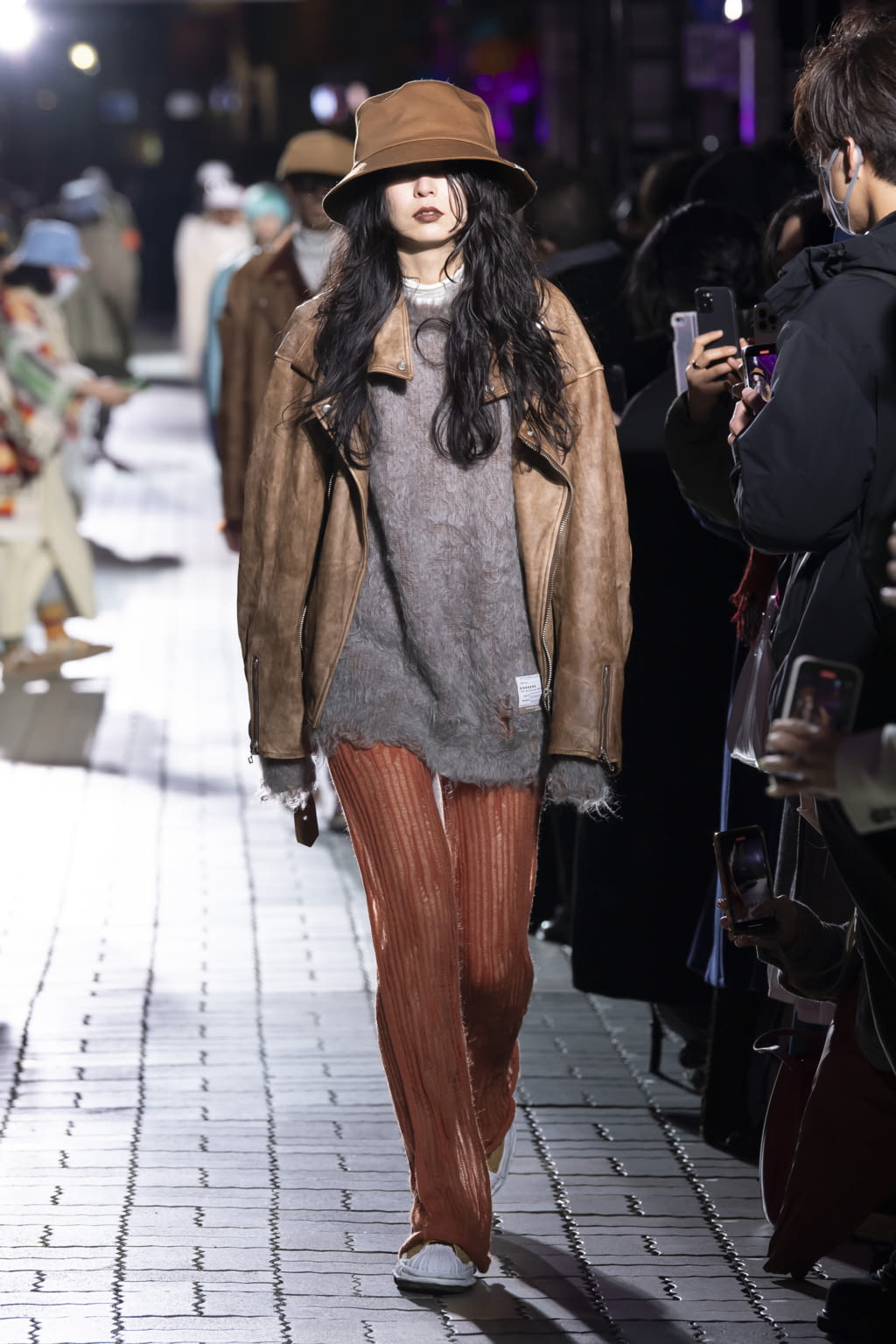Fashion Week Paris Fall/Winter 2022 look 42 de la collection Maison Mihara Yasuhiro menswear